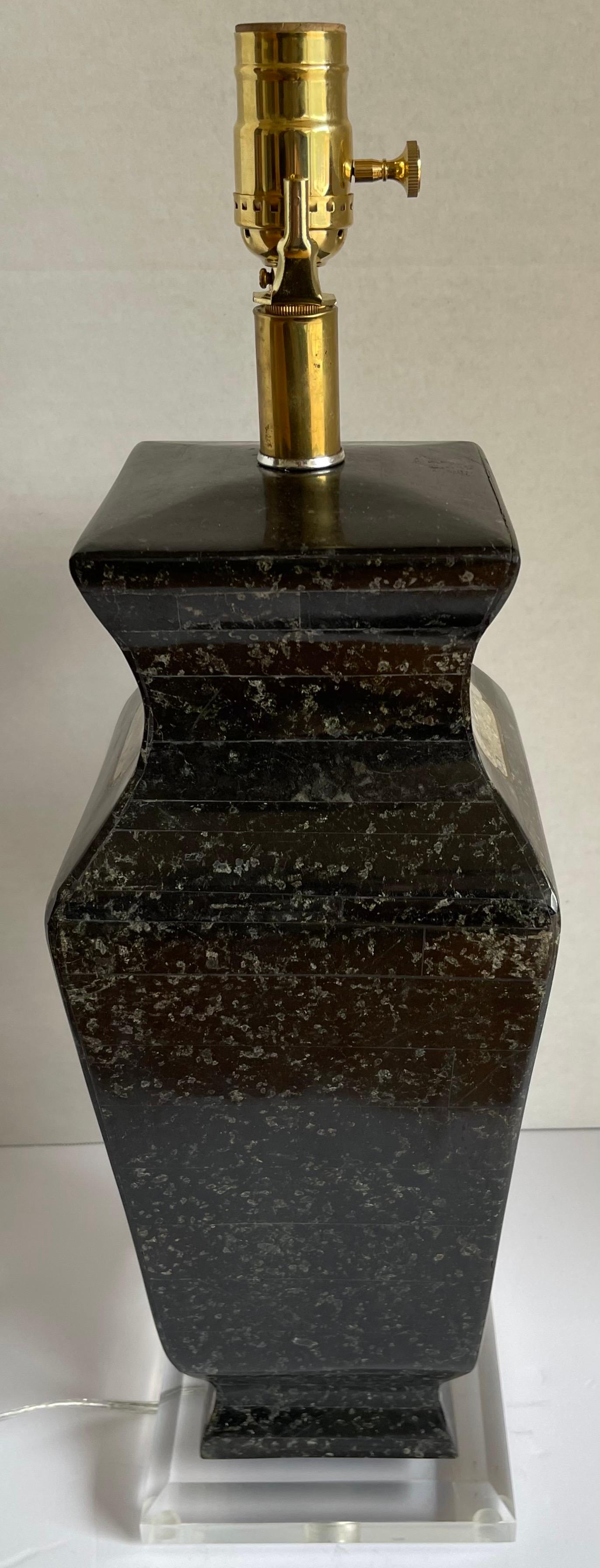 Maitland-Smith-Tischlampe mit Intarsien aus Stein und Messing im Zustand „Gut“ im Angebot in Stamford, CT