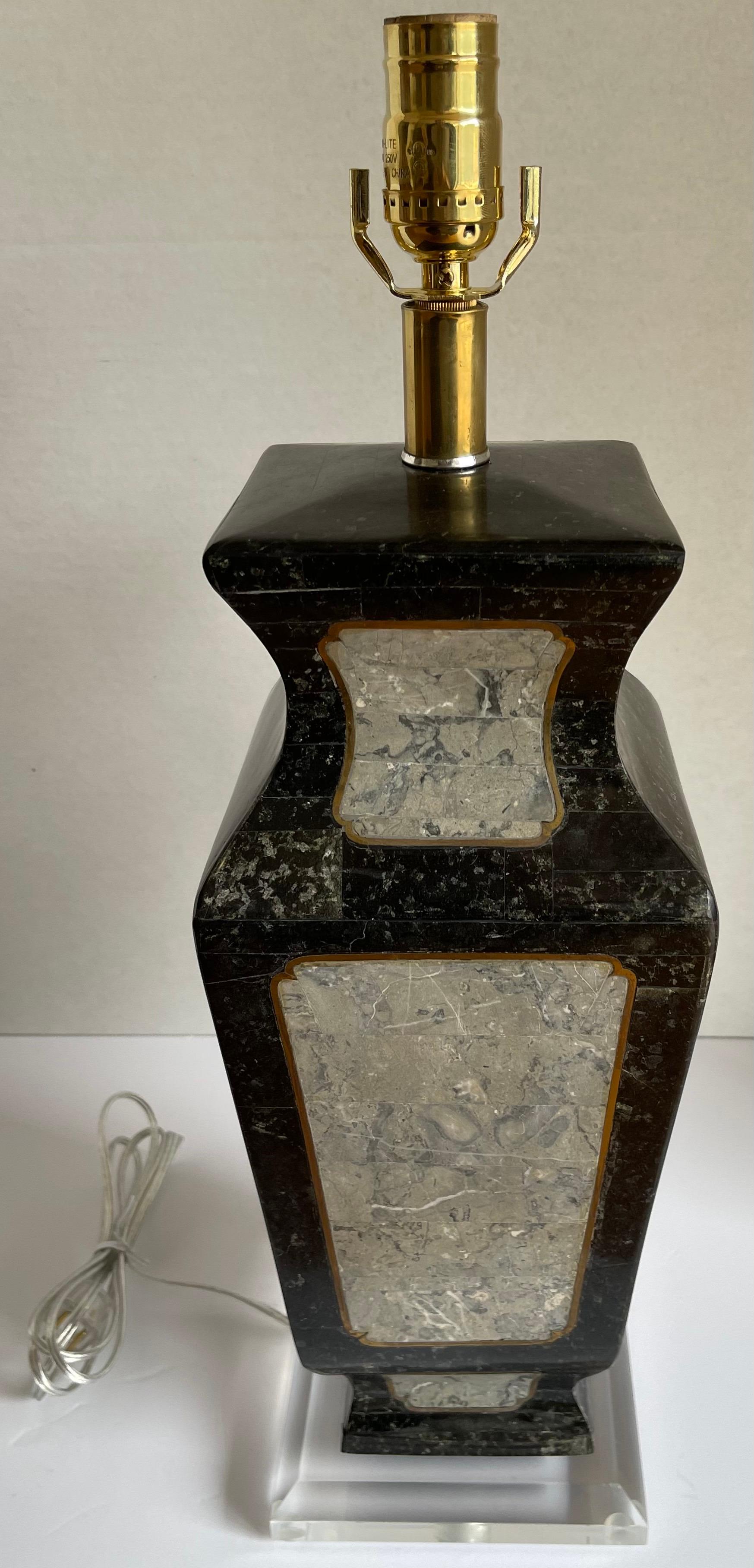 Fin du 20e siècle Lampe de table Maitland-Smith incrustée en pierre et laiton en vente
