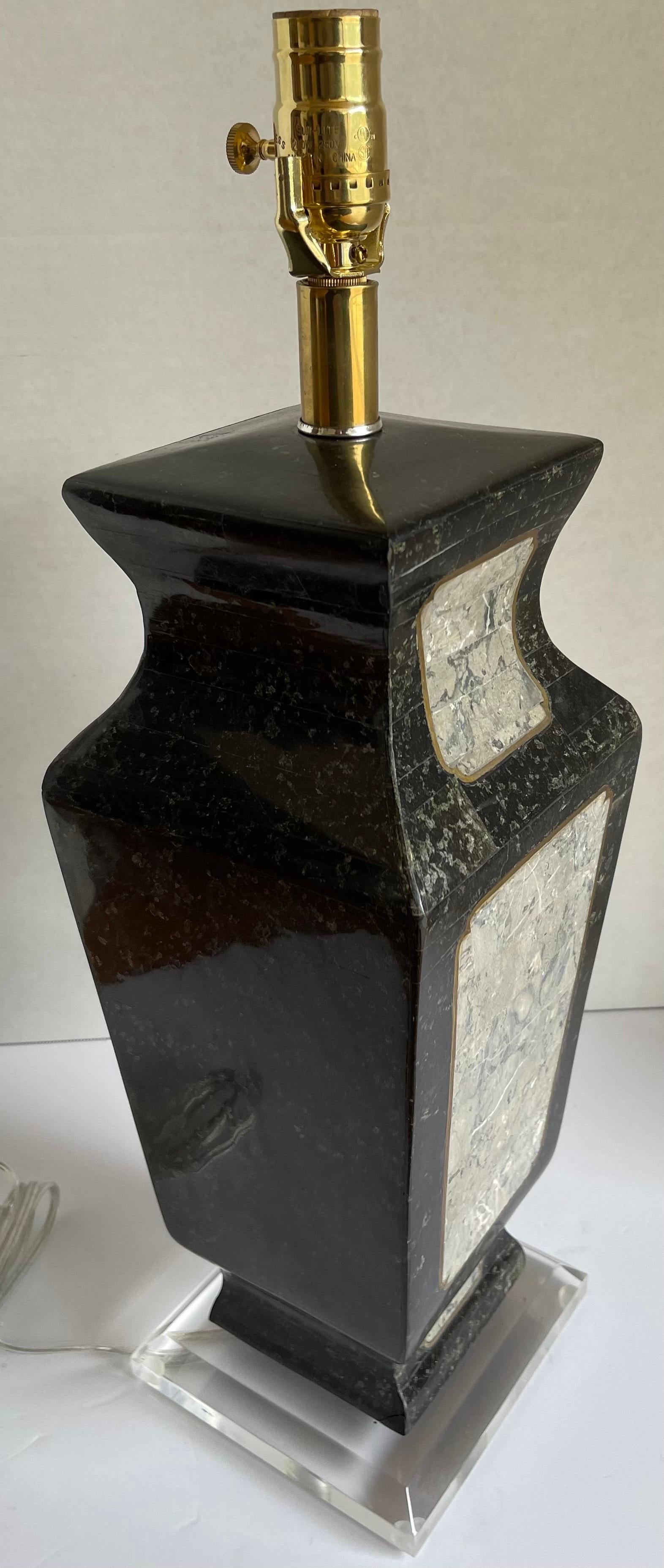 Maitland-Smith-Tischlampe mit Intarsien aus Stein und Messing im Angebot 2