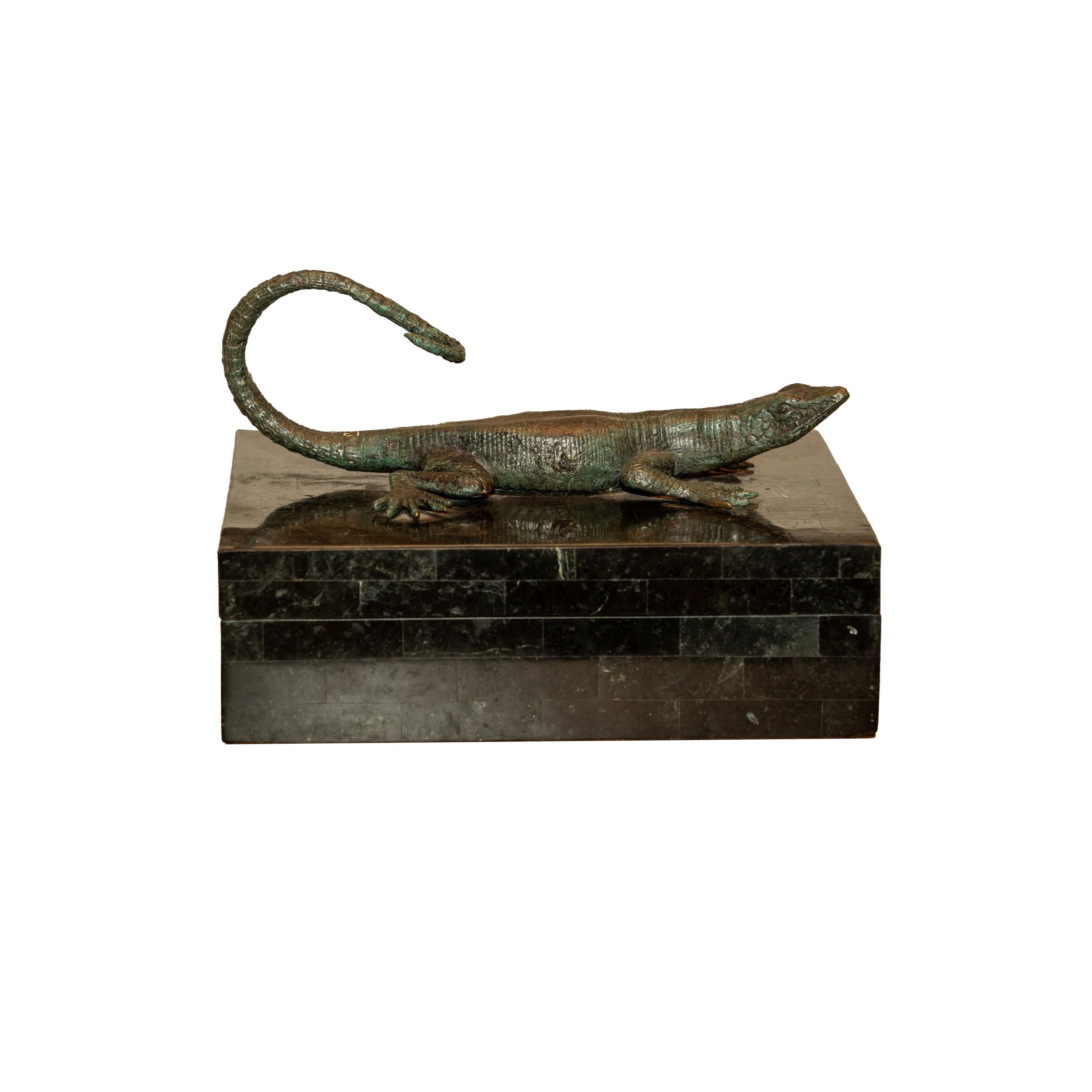 Scatola intarsiata in marmo verde con maniglia a salamandra in bronzo con finitura patinata Verdigris.
Maitland Smith è nota per i suoi mobili e complementi d'arredo eclettici realizzati artigianalmente che fondono stili storici e creatività
