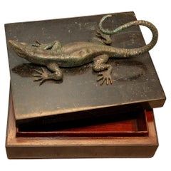 Maitland Smith  Caja de Mármol Verde con Incrustaciones y Asa de Lagarto de Bronce