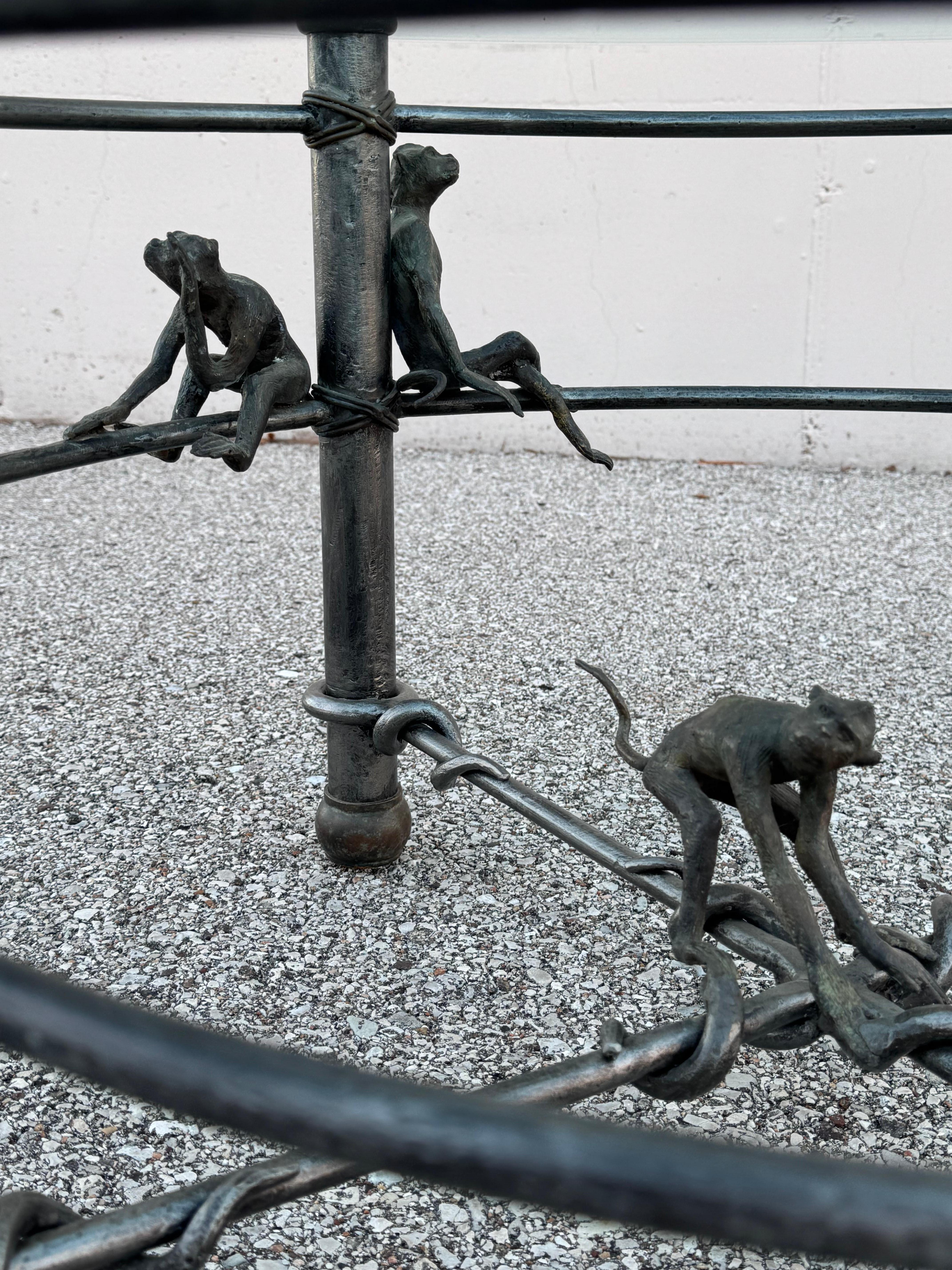 Table basse en fer et bronze à base de singe, style étrusque, plateau en verre, Maitland Smith en vente 3