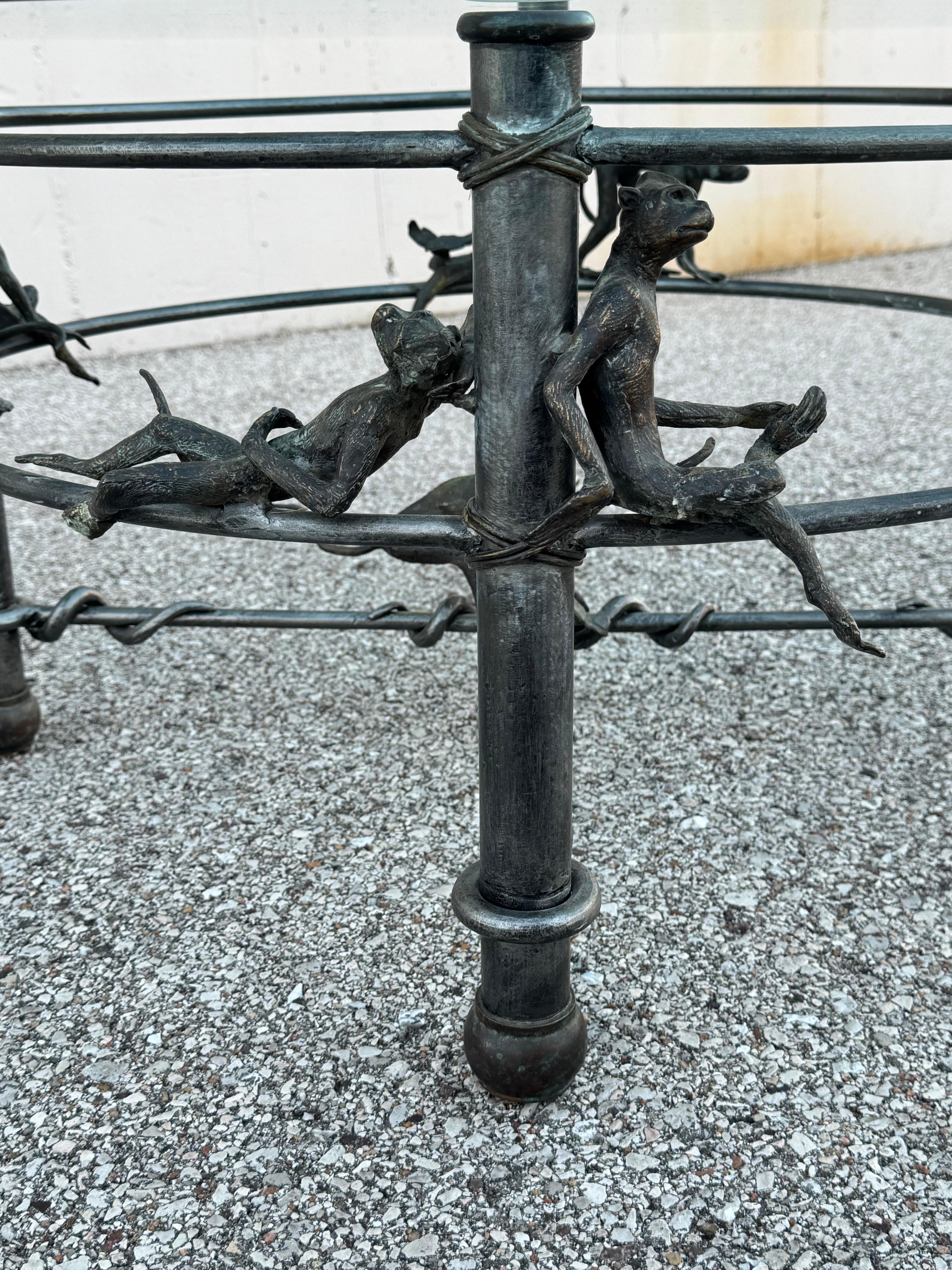 Table basse en fer et bronze à base de singe, style étrusque, plateau en verre, Maitland Smith en vente 4