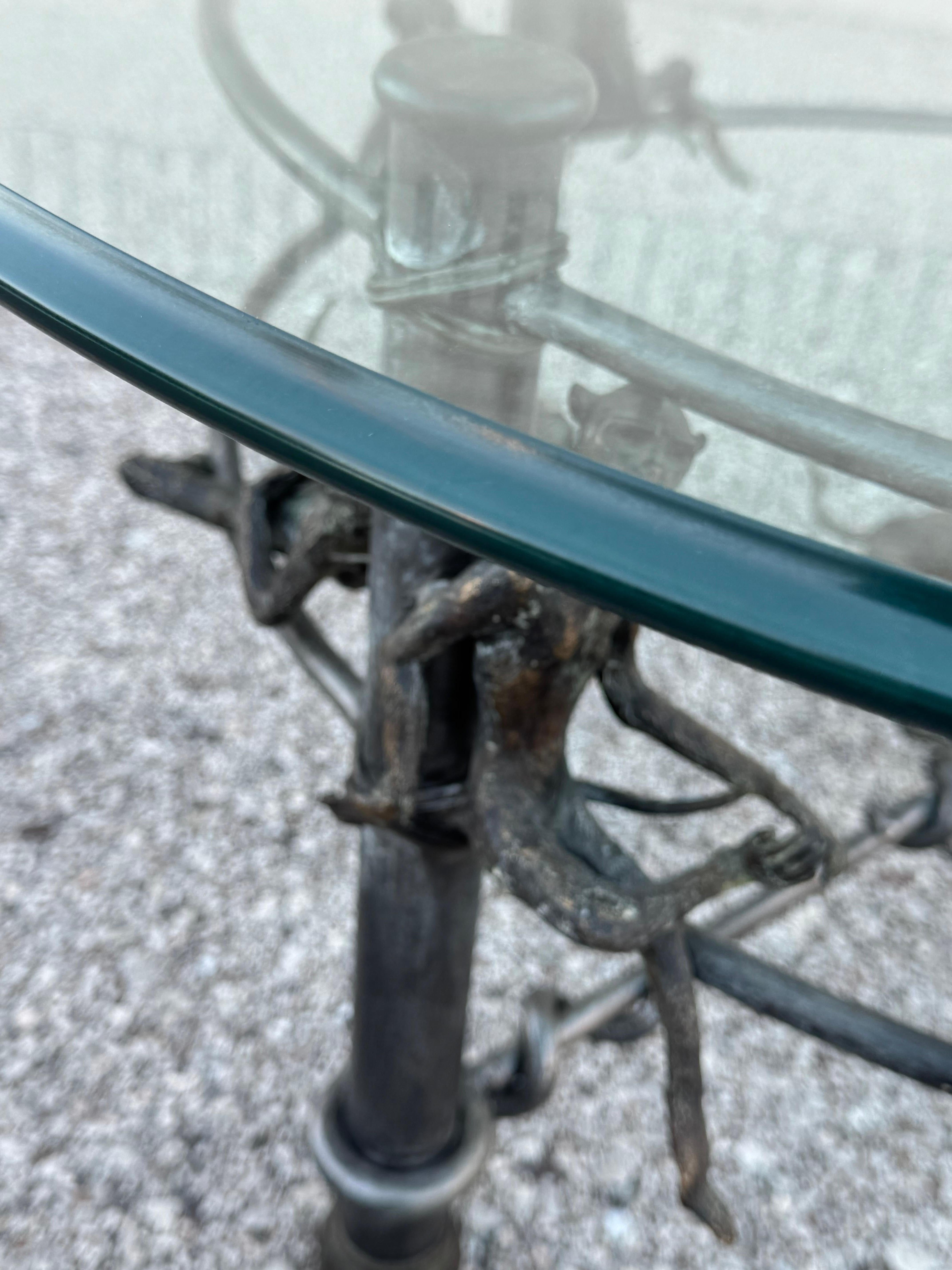 Table basse en fer et bronze à base de singe, style étrusque, plateau en verre, Maitland Smith en vente 5