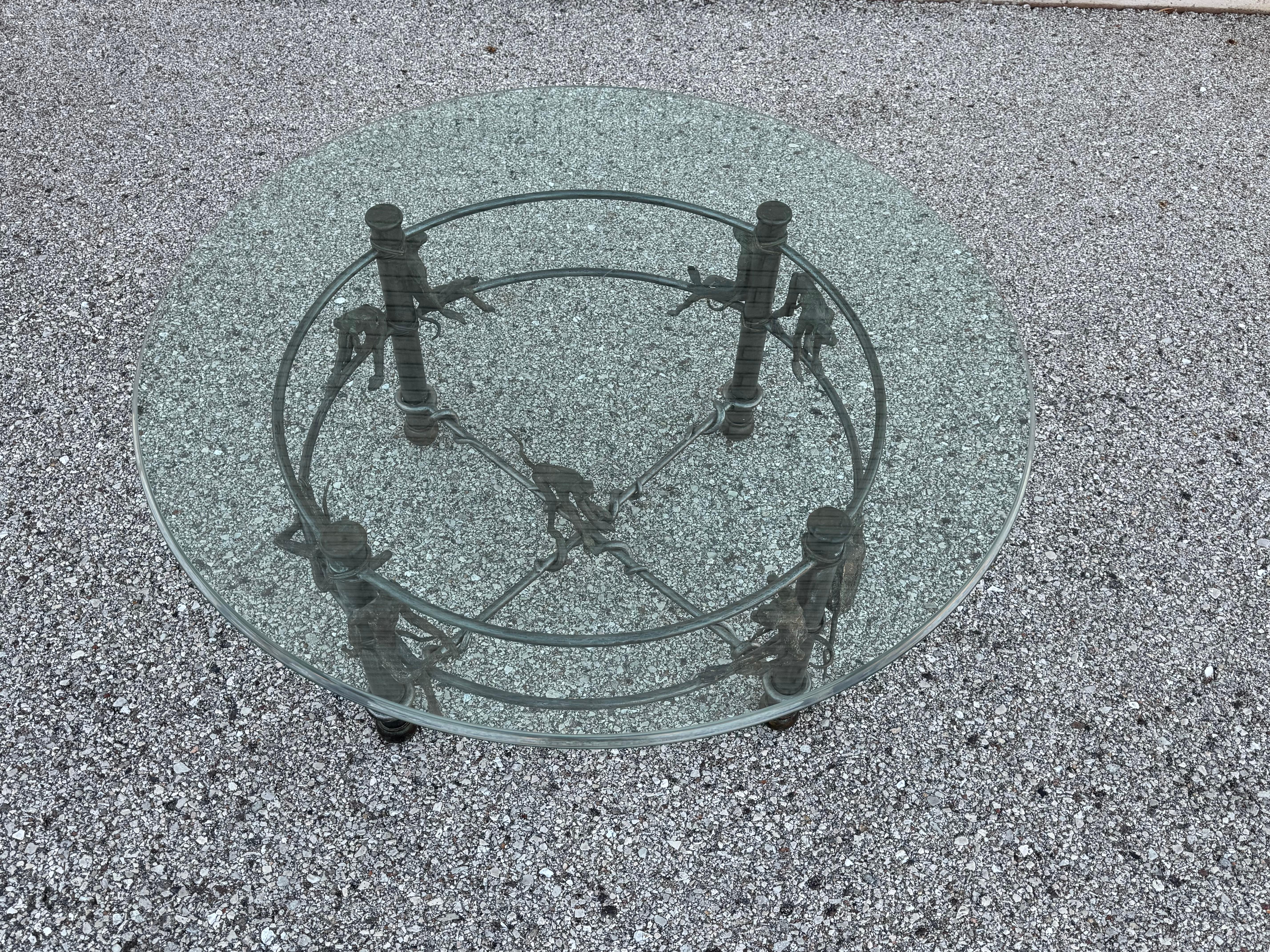 Table basse en fer et bronze à base de singe, style étrusque, plateau en verre, Maitland Smith en vente 6