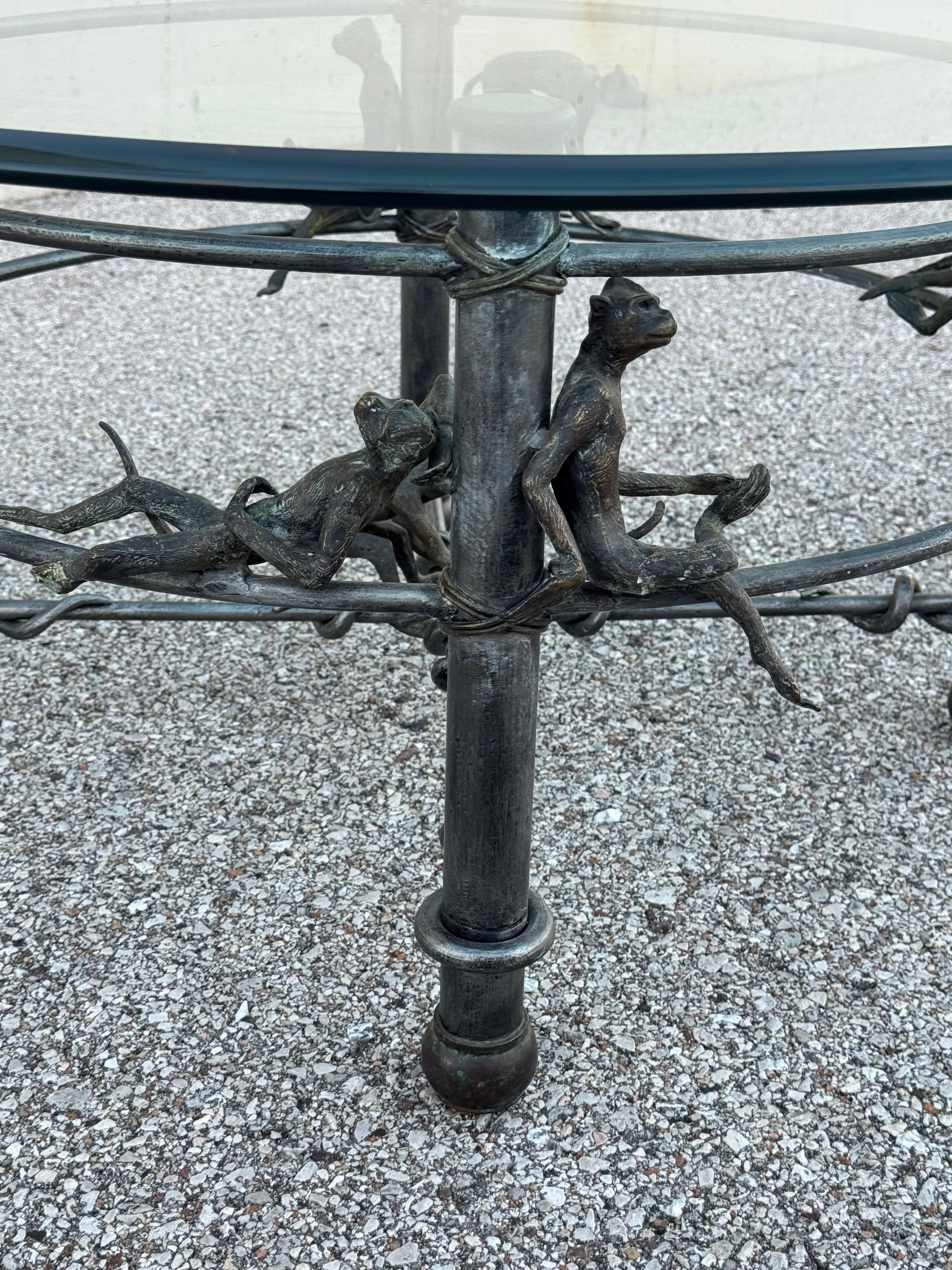 Table basse en fer et bronze à base de singe, style étrusque, plateau en verre, Maitland Smith en vente 7