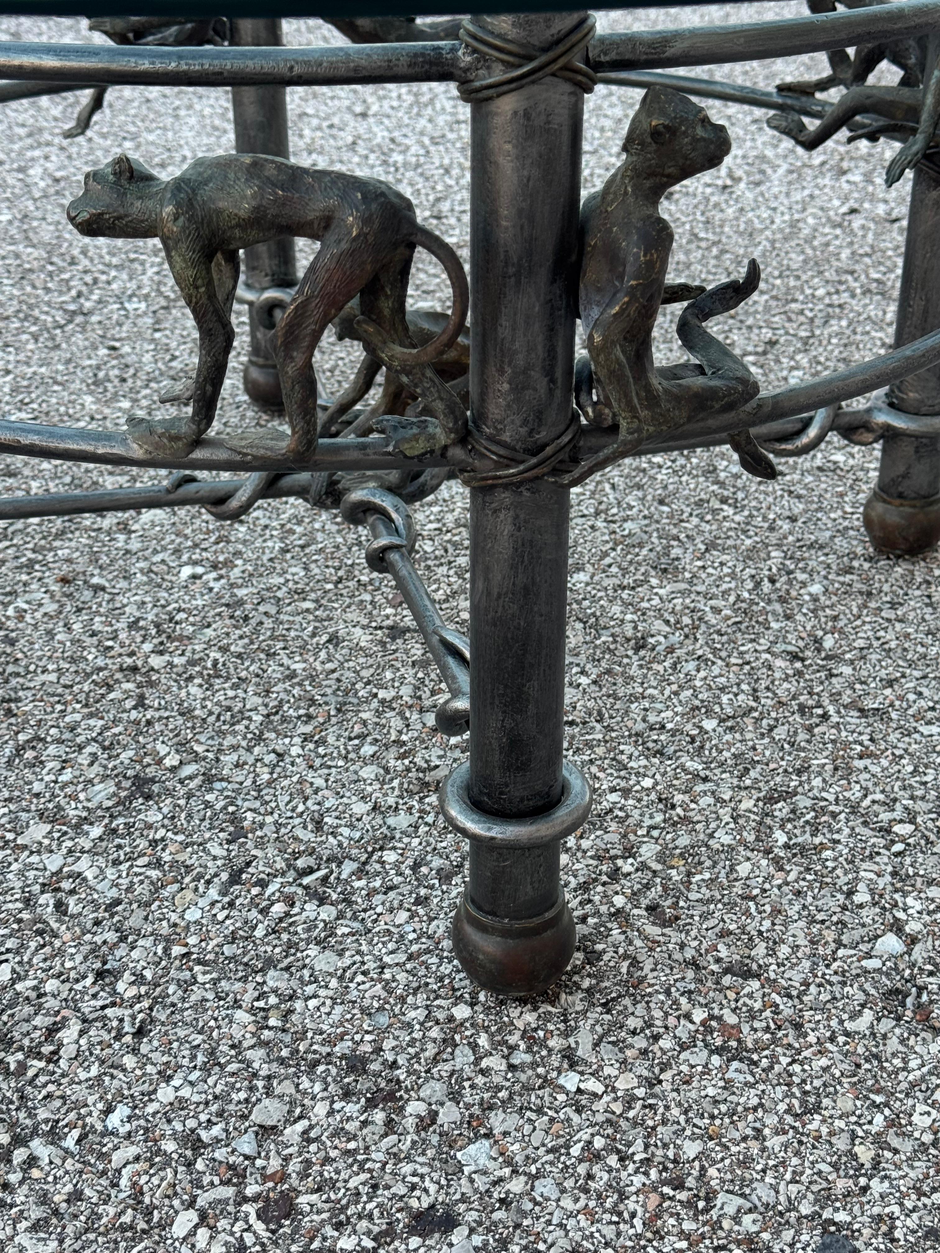 Table basse en fer et bronze à base de singe, style étrusque, plateau en verre, Maitland Smith en vente 8