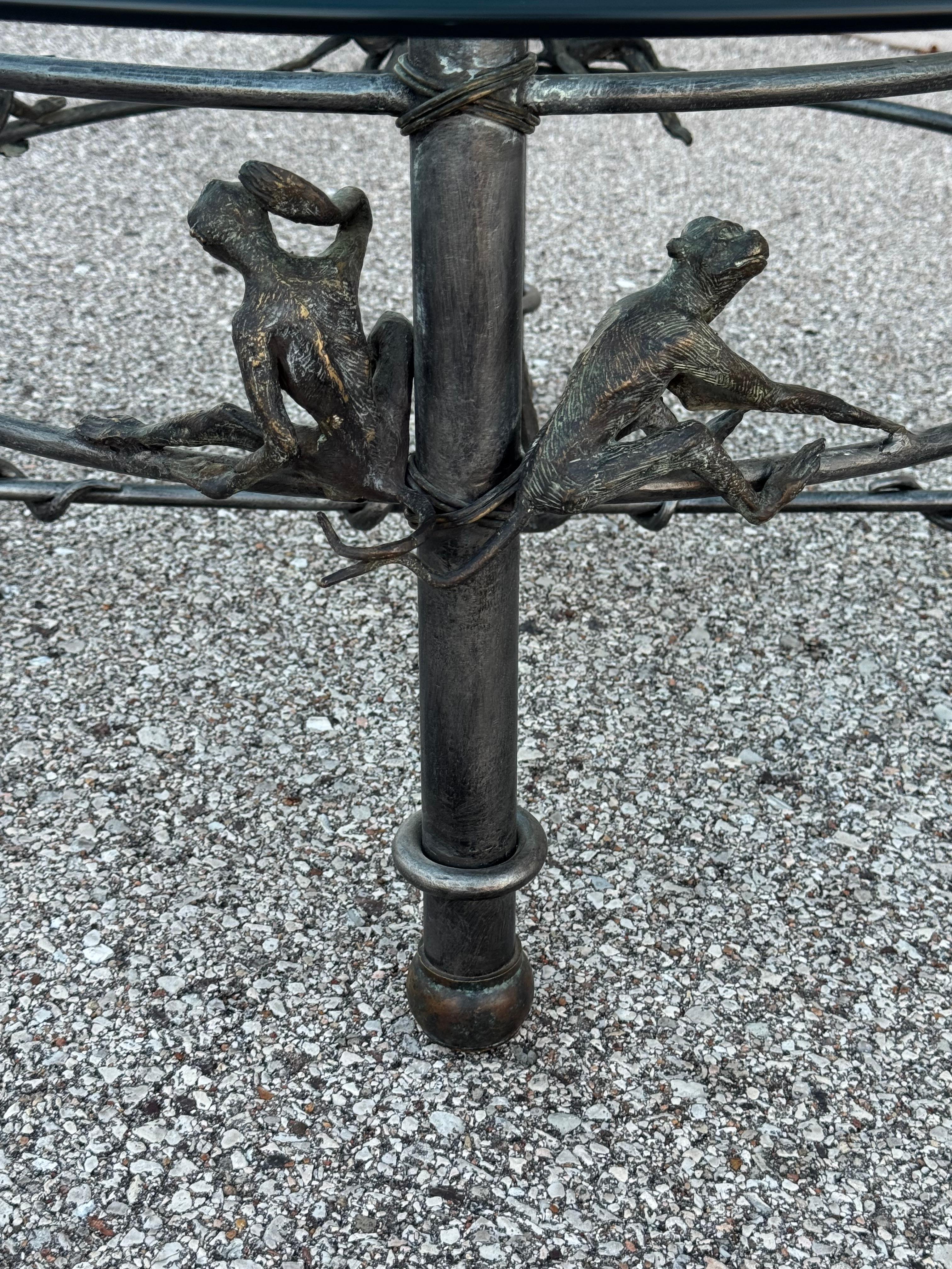 Table basse en fer et bronze à base de singe, style étrusque, plateau en verre, Maitland Smith en vente 9