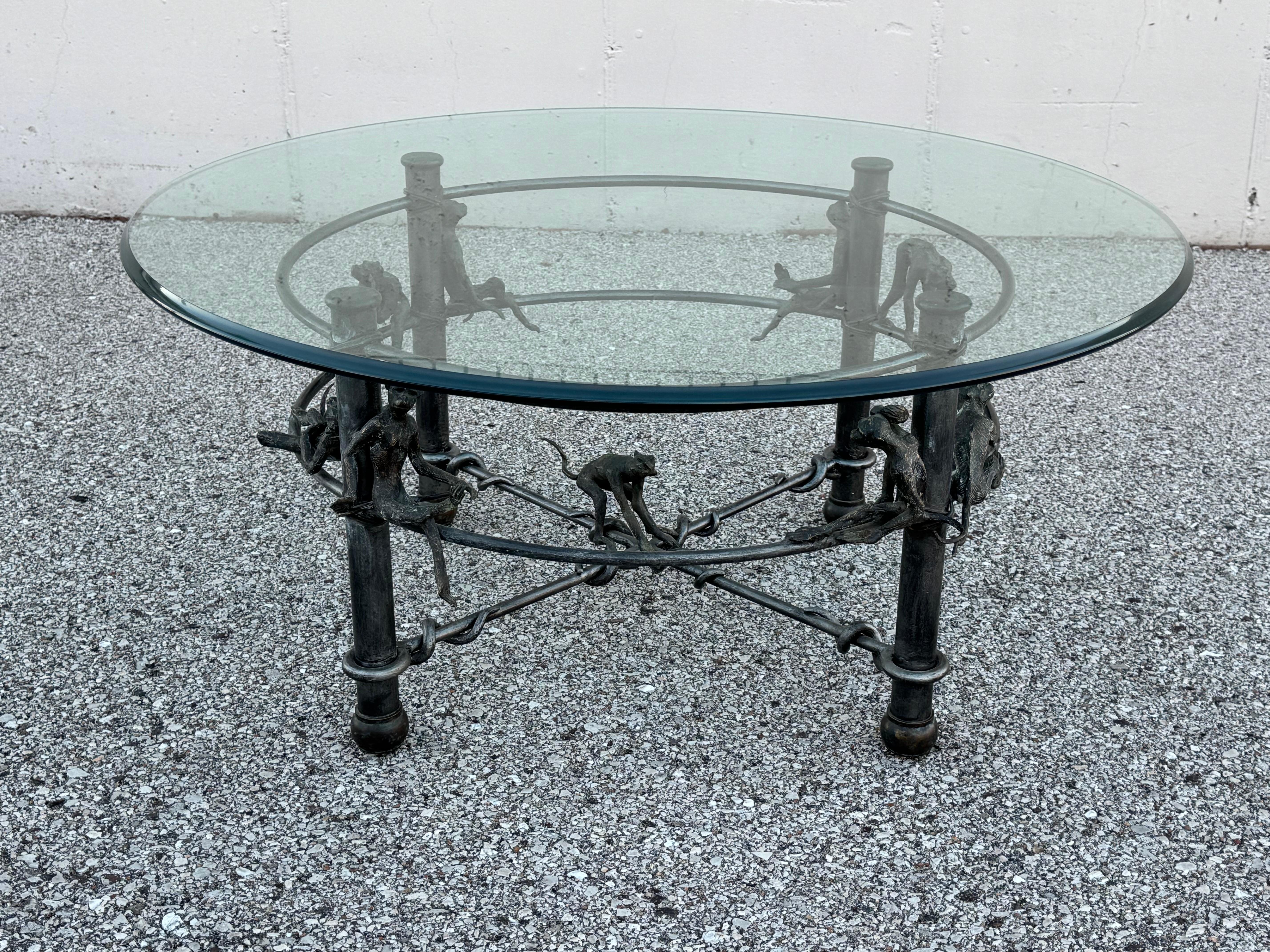 Table basse ronde fantaisiste fabriquée par Maitland-Smith, une marque réputée pour ses meubles opulents fabriqués de manière artisanale depuis les années 1970. La base circulaire en fer est richement patinée, dégageant une élégance vieillie qui