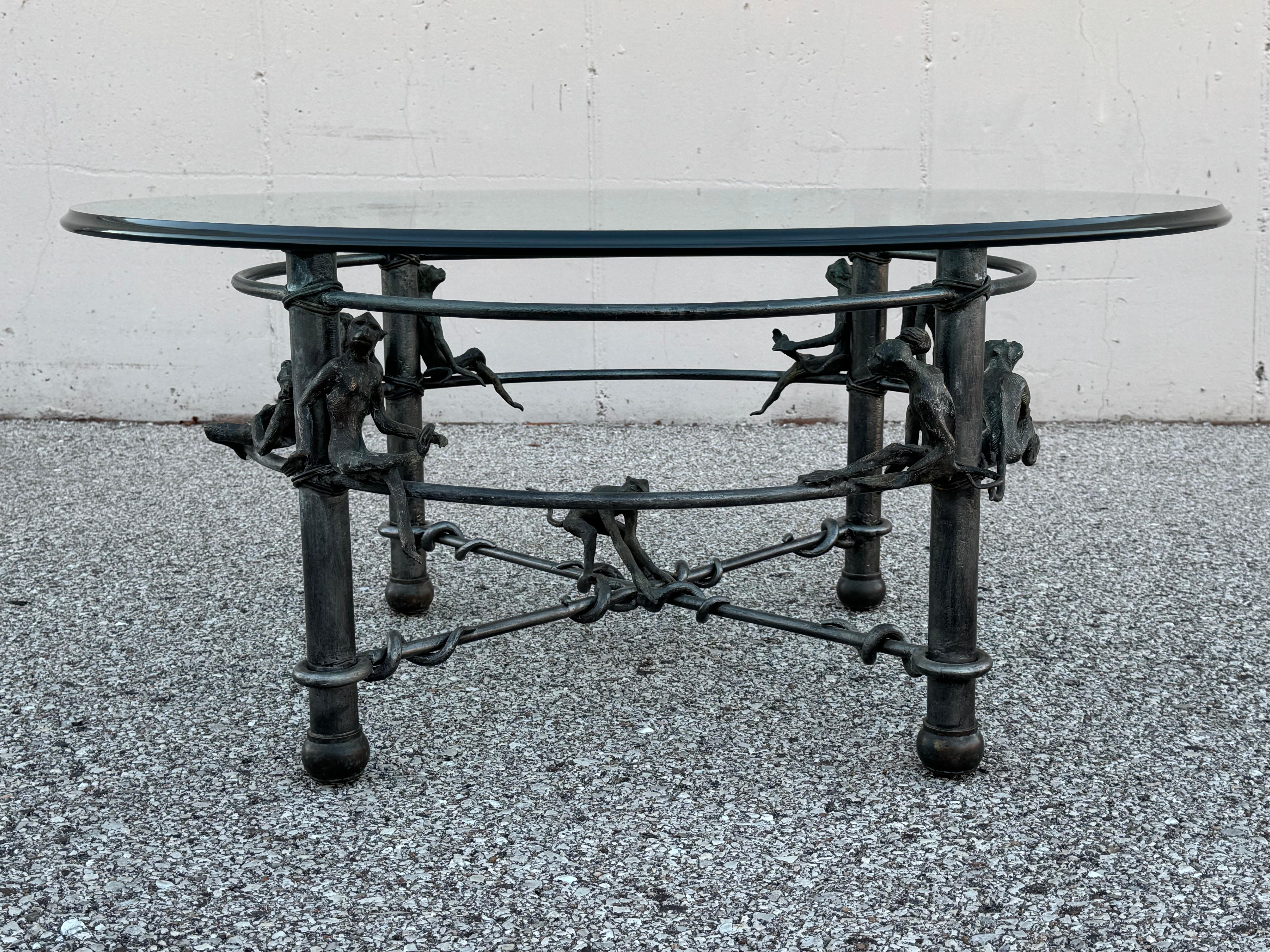 Mid-Century Modern Table basse en fer et bronze à base de singe, style étrusque, plateau en verre, Maitland Smith en vente