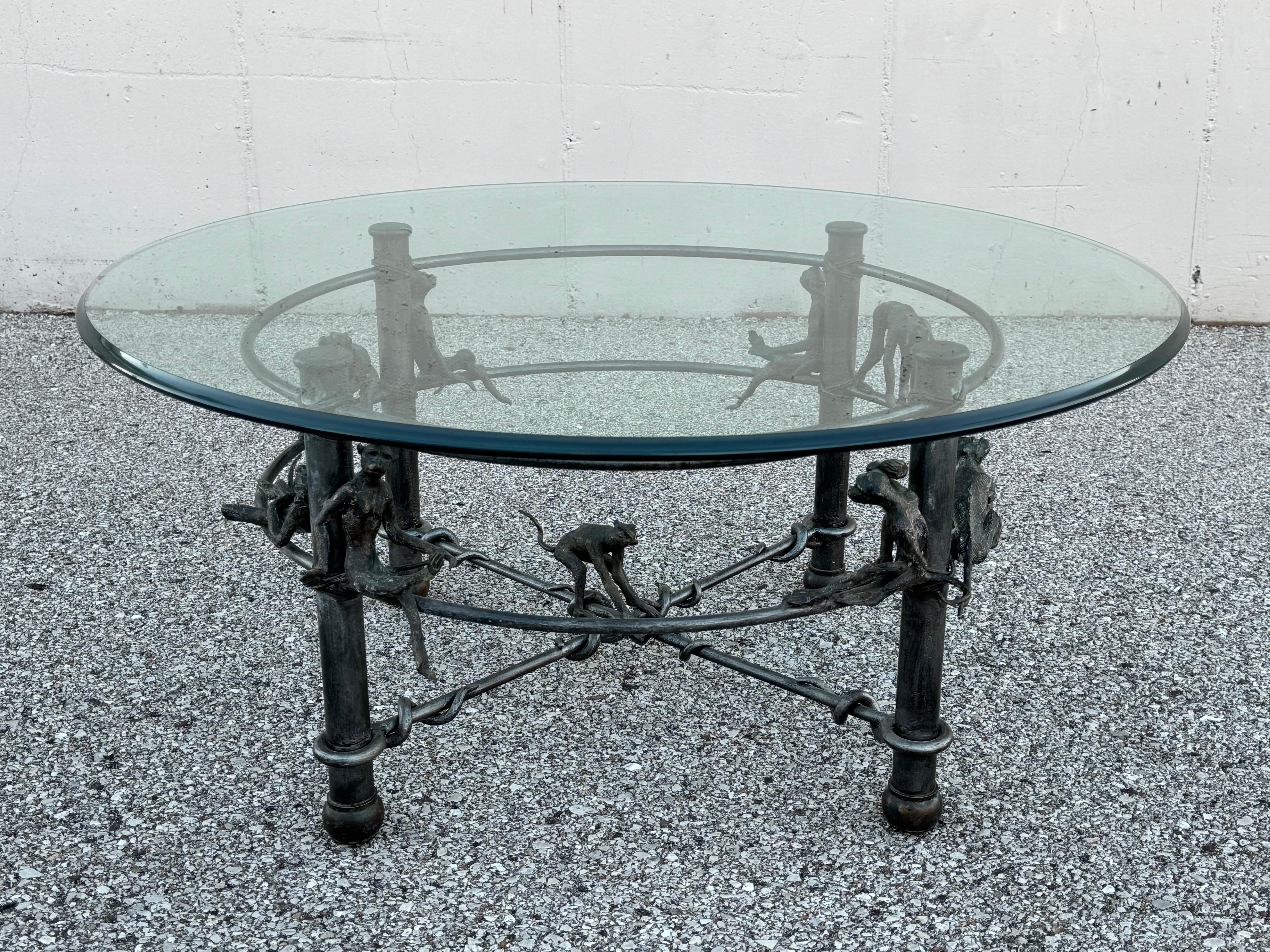 Philippin Table basse en fer et bronze à base de singe, style étrusque, plateau en verre, Maitland Smith en vente