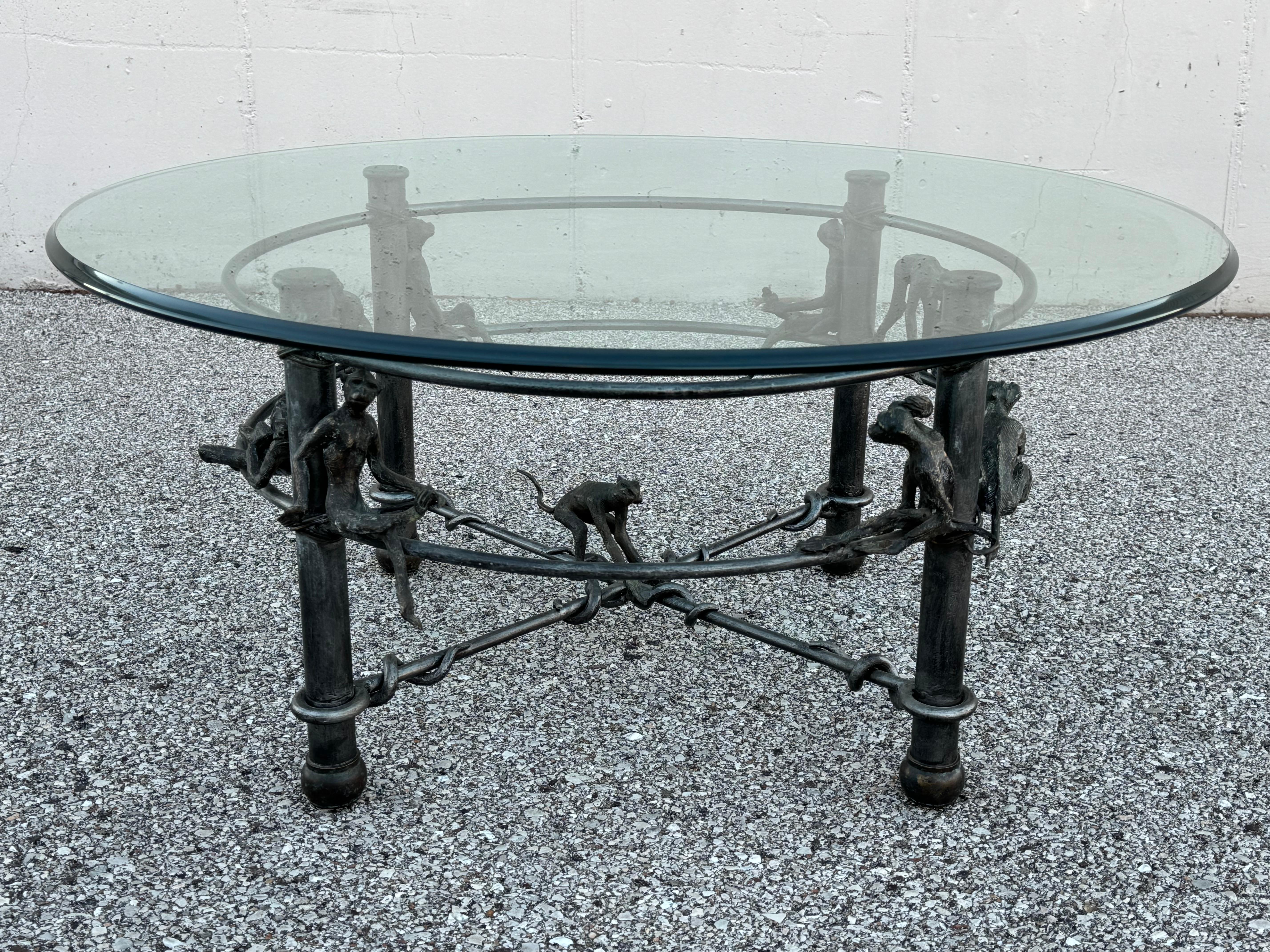 Table basse en fer et bronze à base de singe, style étrusque, plateau en verre, Maitland Smith Bon état - En vente à St. Louis, MO