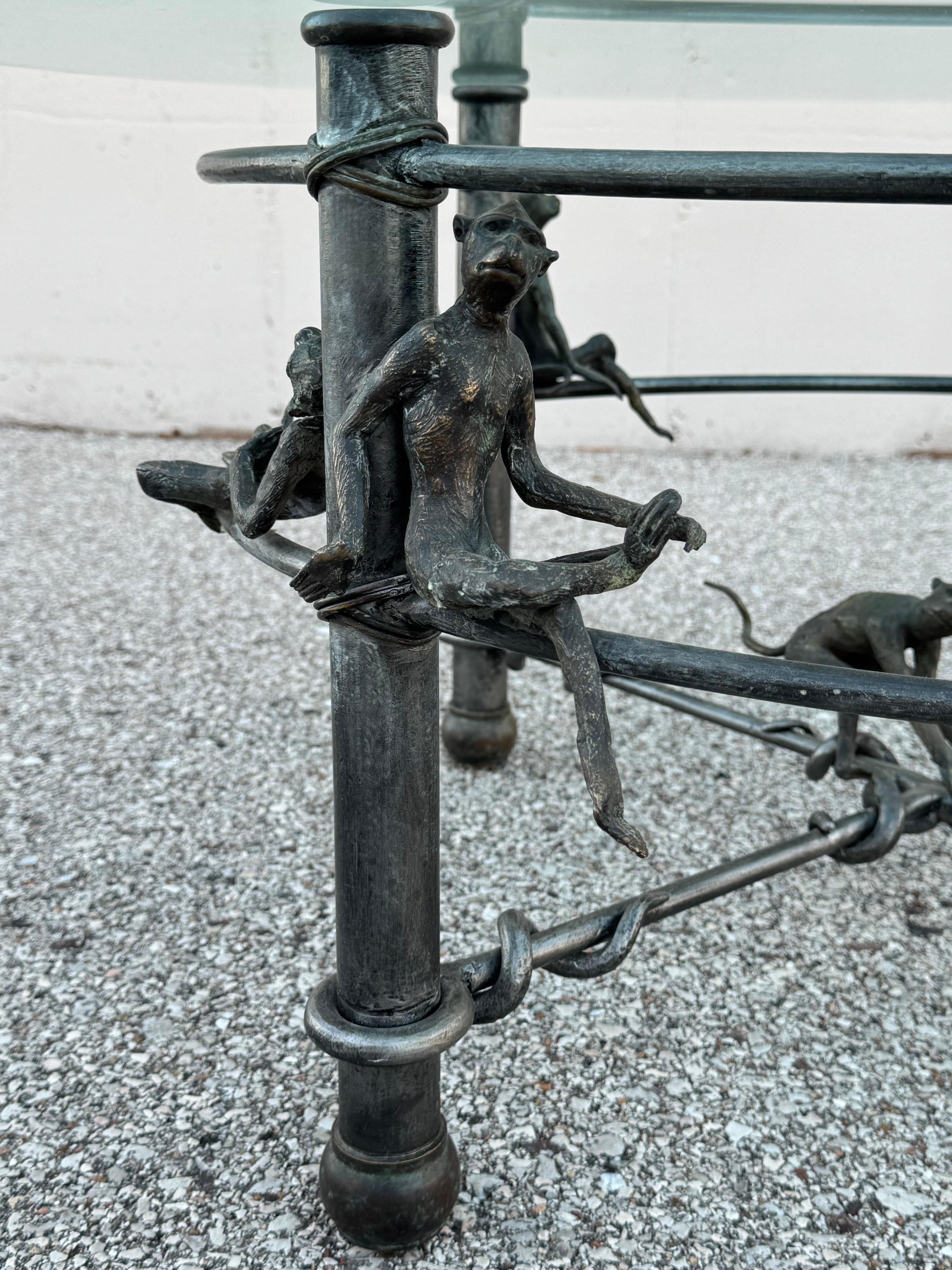 Fin du 20e siècle Table basse en fer et bronze à base de singe, style étrusque, plateau en verre, Maitland Smith en vente