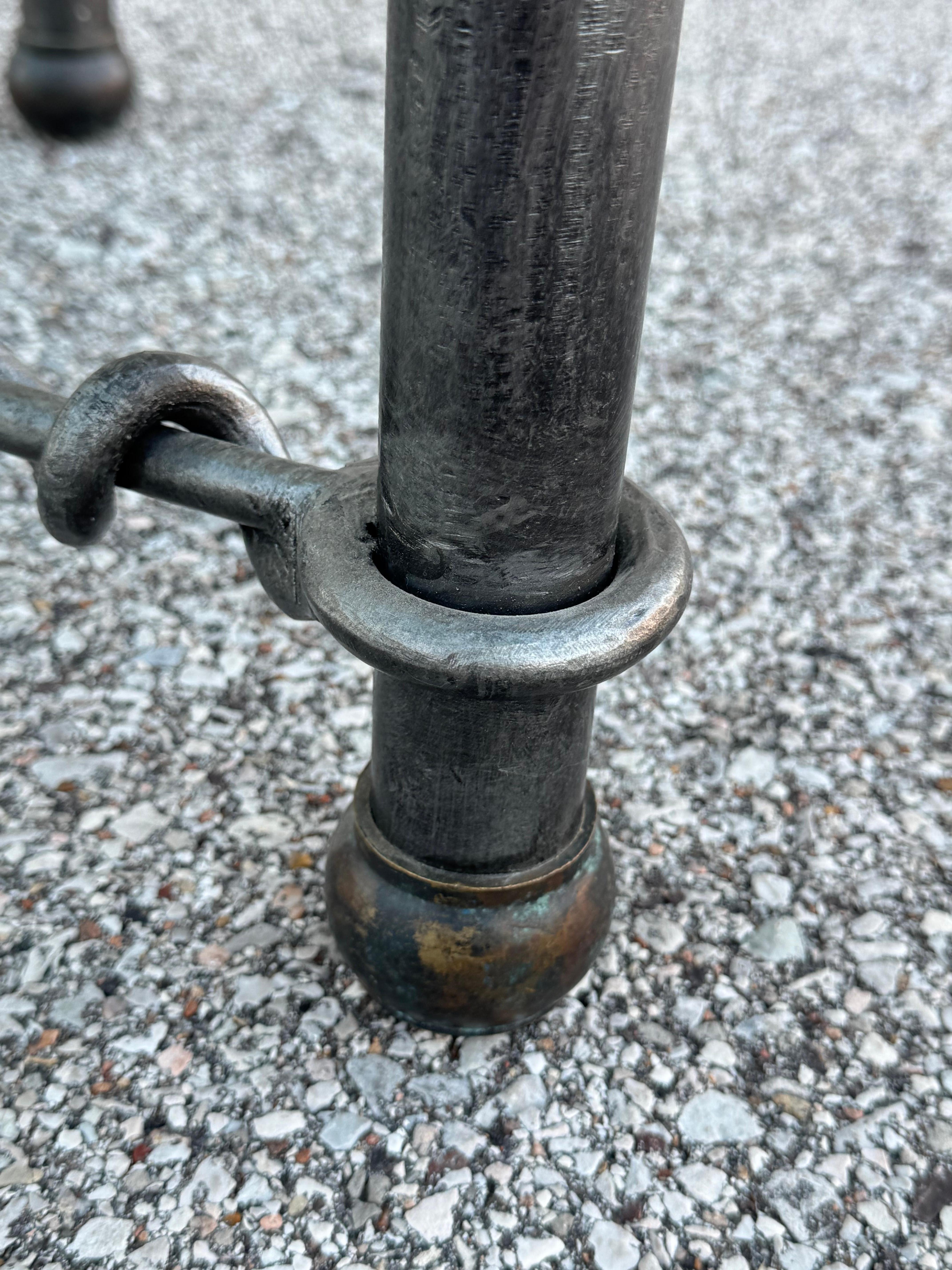 Bronze Table basse en fer et bronze à base de singe, style étrusque, plateau en verre, Maitland Smith en vente