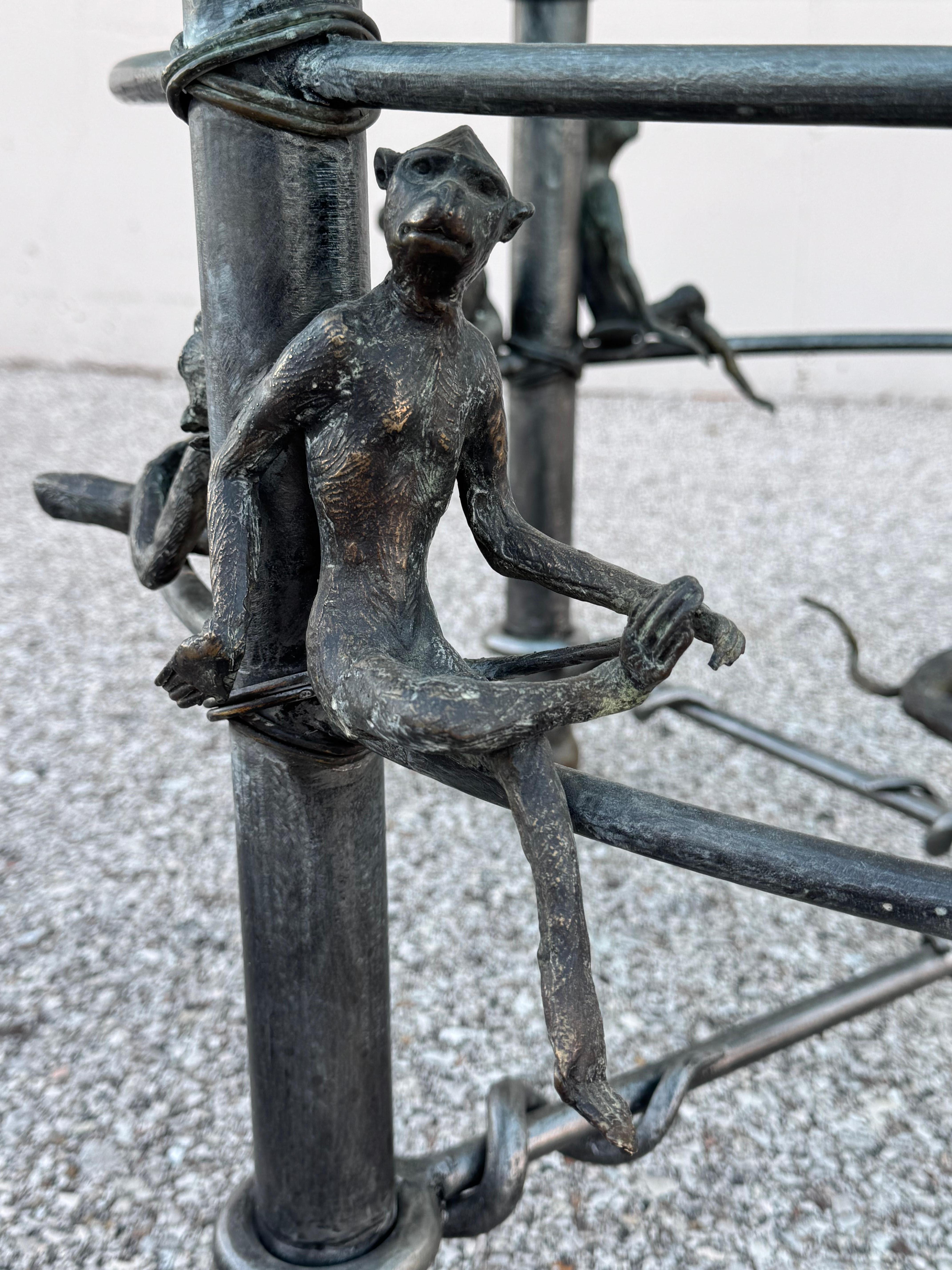 Table basse en fer et bronze à base de singe, style étrusque, plateau en verre, Maitland Smith en vente 1