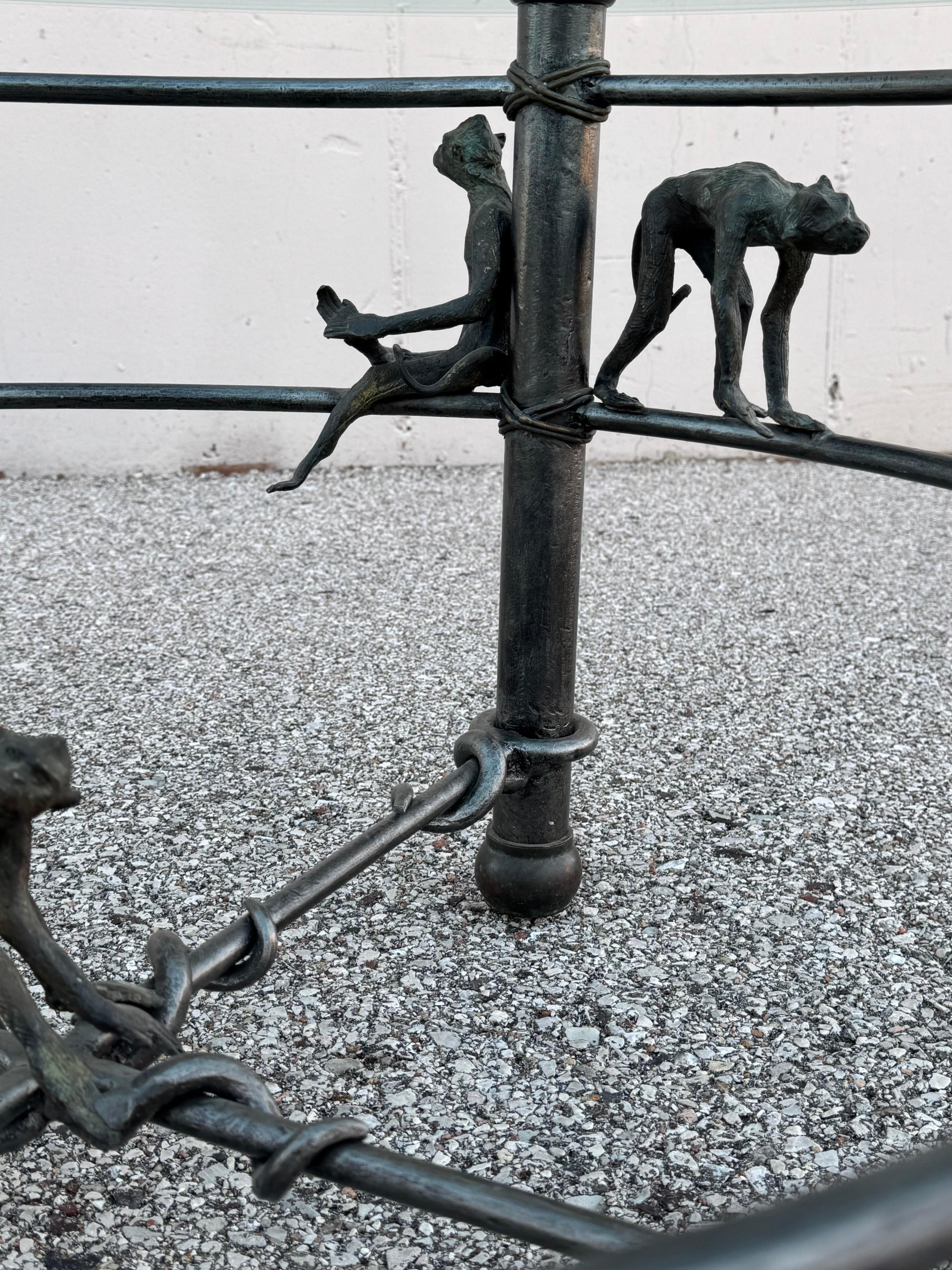 Table basse en fer et bronze à base de singe, style étrusque, plateau en verre, Maitland Smith en vente 2