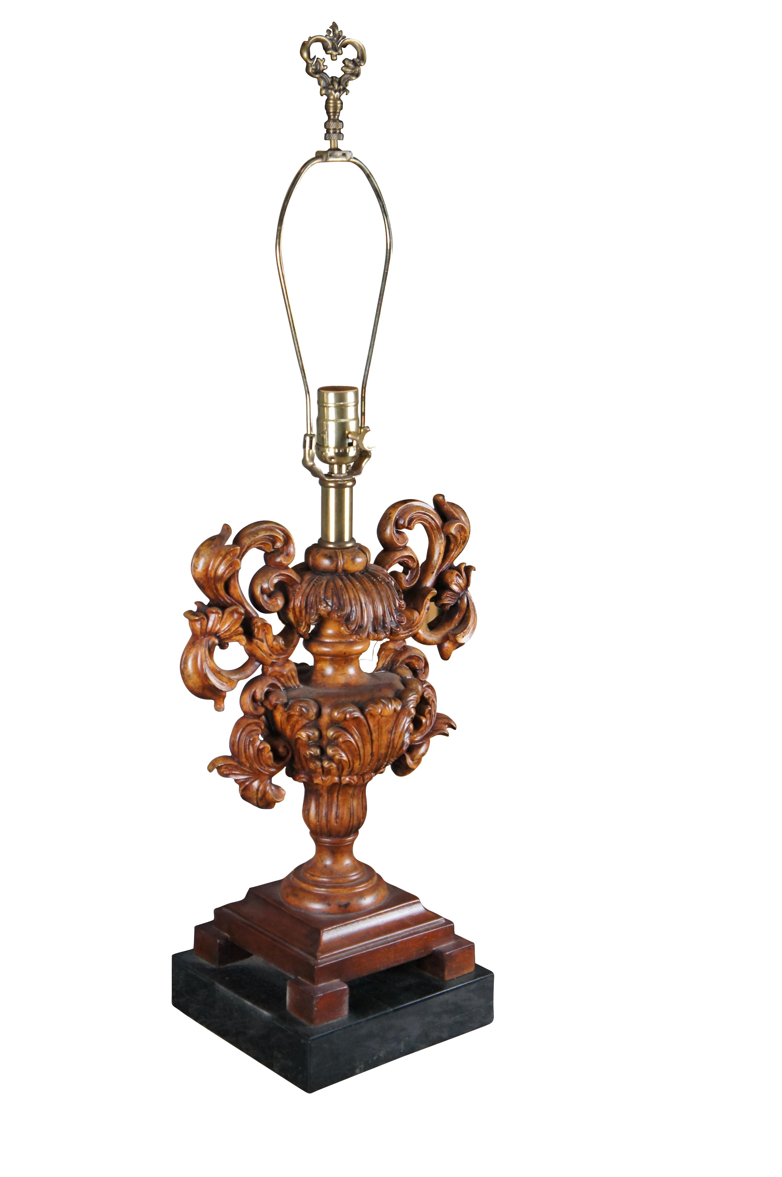 Italienische barocke Tisch- oder Buffetlampe von Maitland Smith aus dem späten 20. Jahrhundert. Mit einer geschnitzten Mahagoni-Urne mit Akanthus-Ranken über einem mosaikartigen Marmorsockel. Halterung aus Messing mit länglicher Harfe und