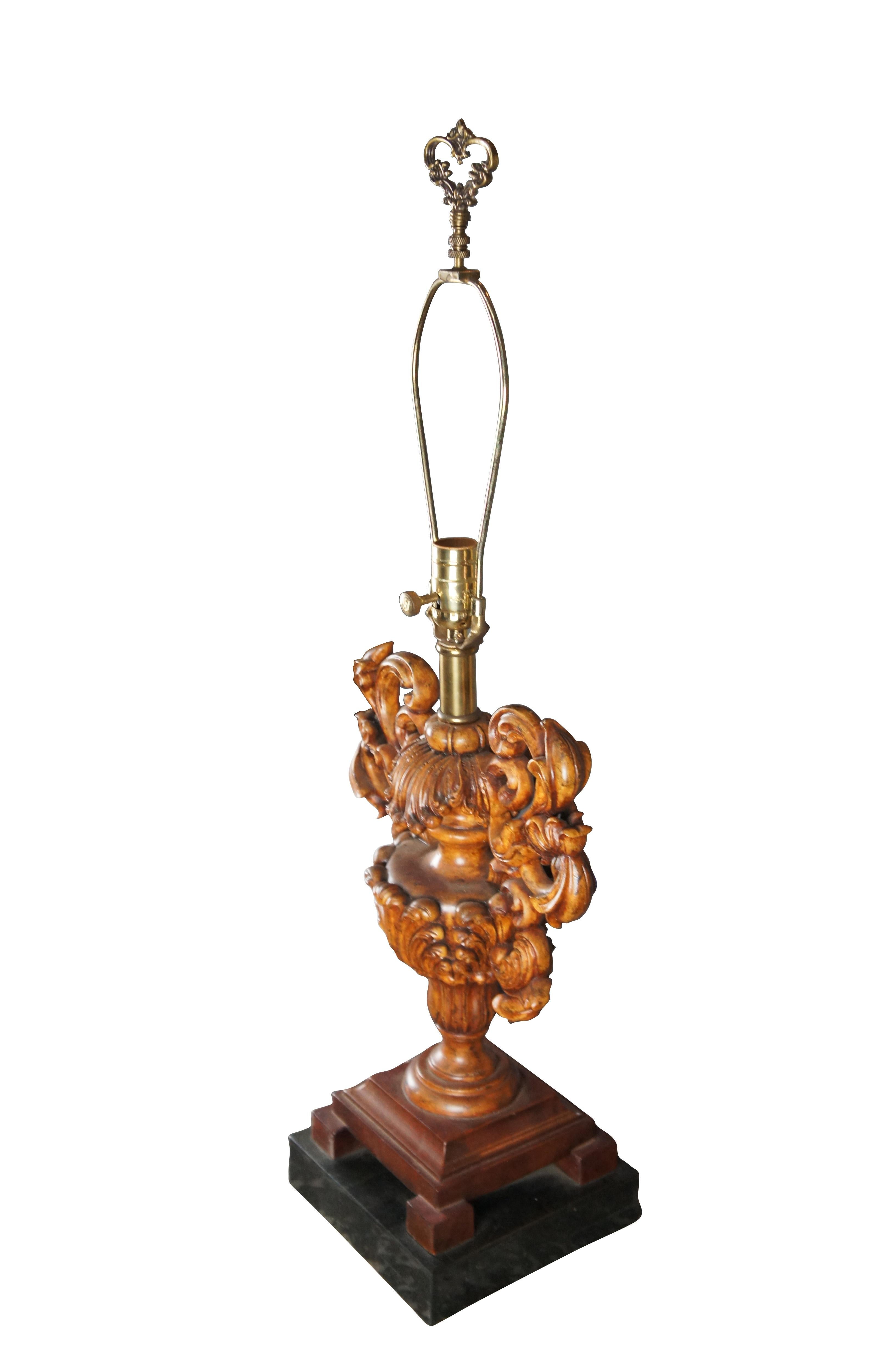 Maitland Smith Italienische Lampe aus geschnitztem Mahagoni und Mosaikmarmor im Barockstil, 32
