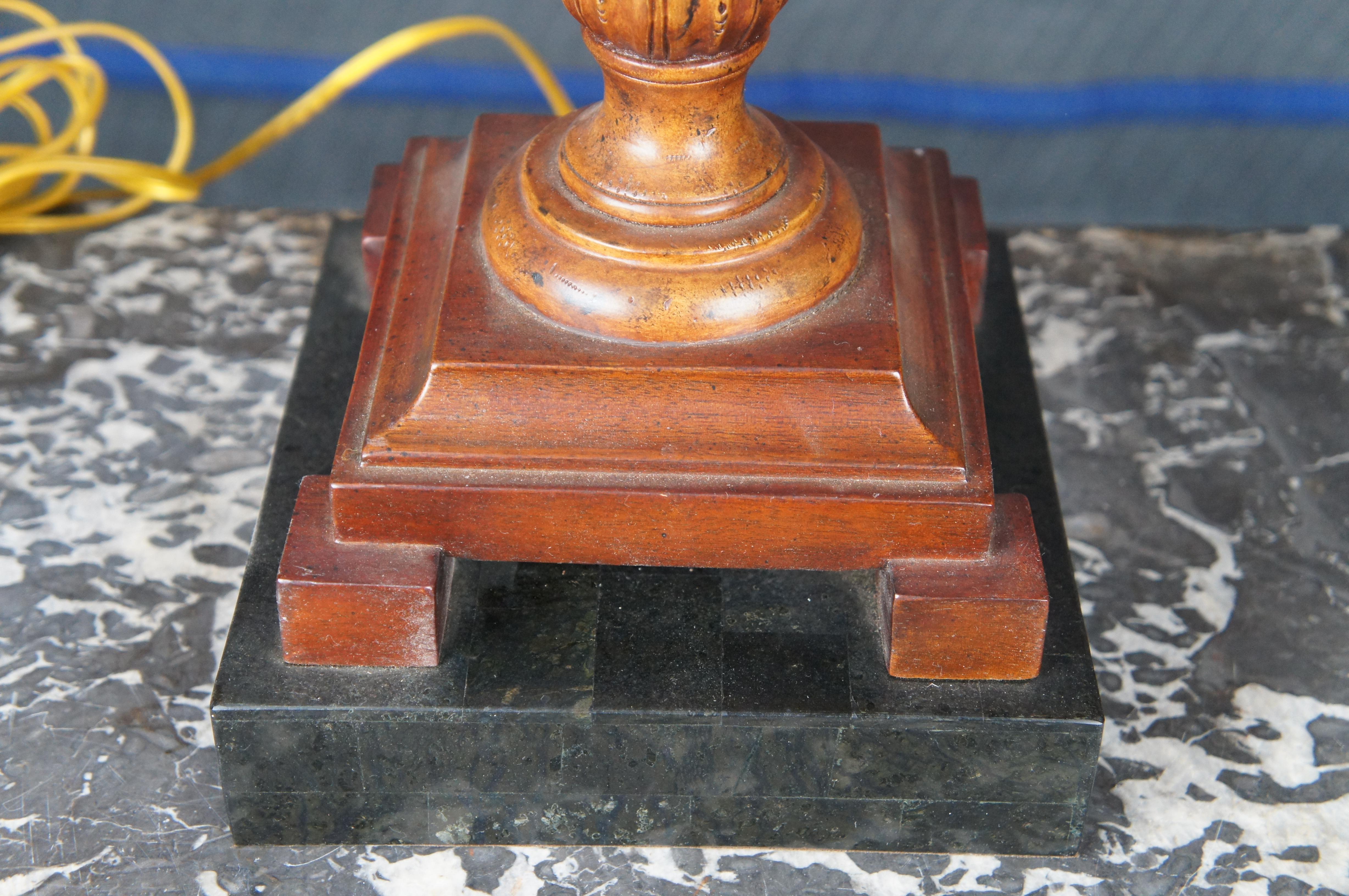 Maitland Smith Italienische Lampe aus geschnitztem Mahagoni und Mosaikmarmor im Barockstil, 32
