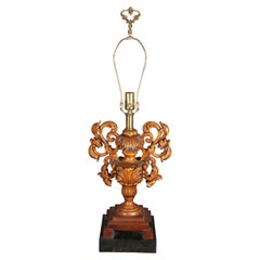 Maitland Smith Italienische Lampe aus geschnitztem Mahagoni und Mosaikmarmor im Barockstil, 32"