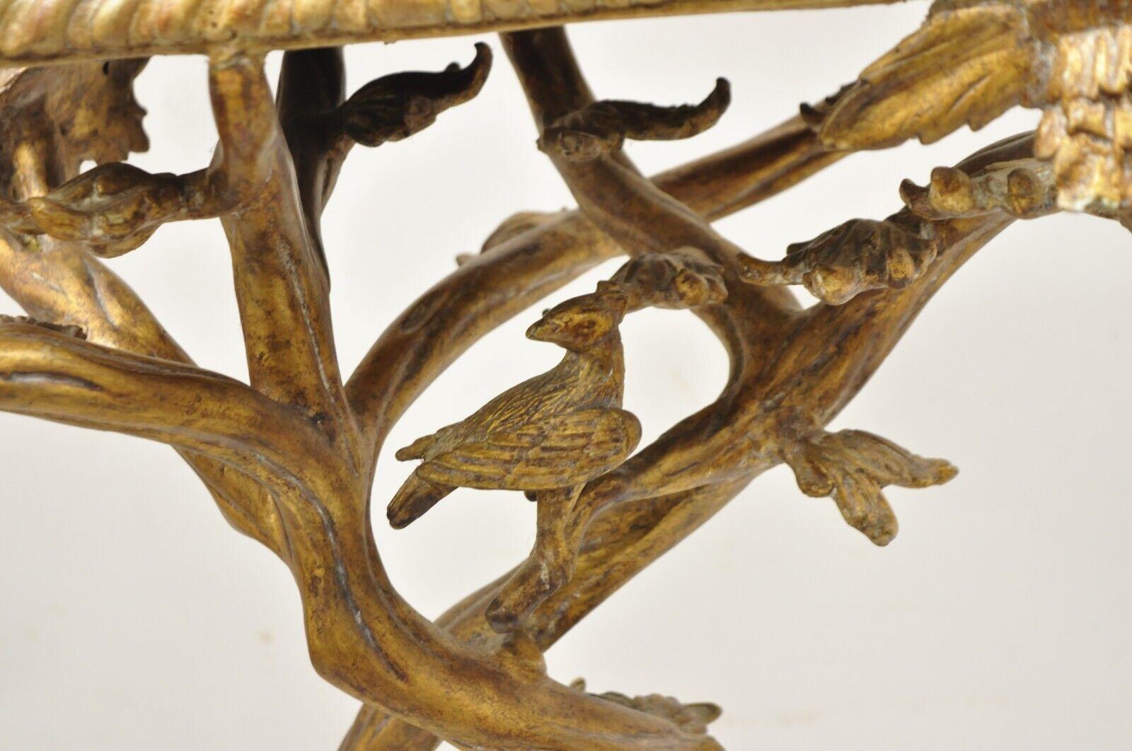 Maitland Smith Italienischer Grottenstil Branch und Vogel Figuraler Pedestal Beistelltisch. (20. Jahrhundert) im Angebot