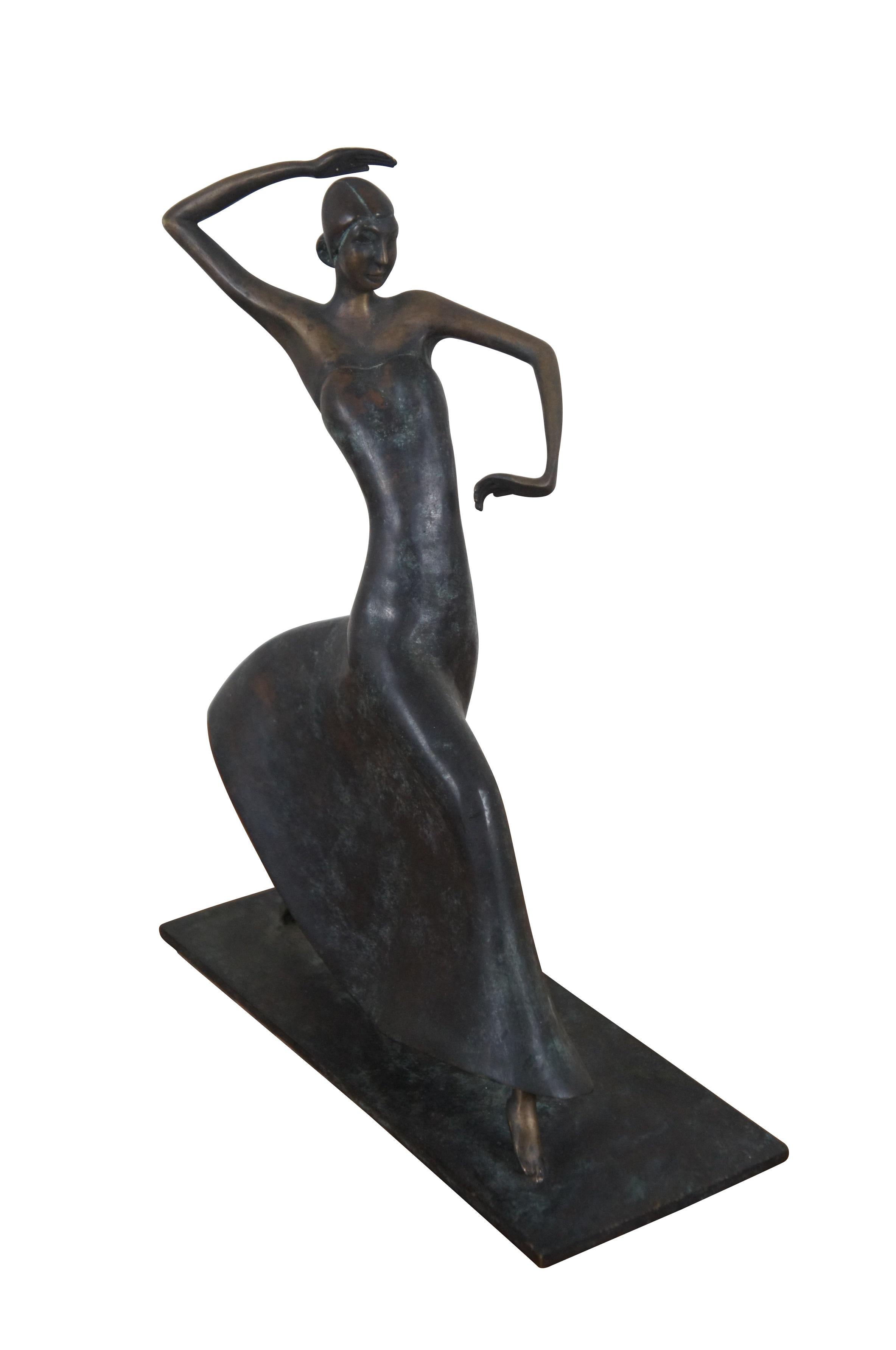 Rare statuette / figurine en bronze de la fin du XXe siècle de Maitland Smith, inspirée de la sculpture art déco de Karl Hagenauer représentant la danseuse Joséphine Baker dans les années 1930. Fabriqué à la main aux Philippines.

