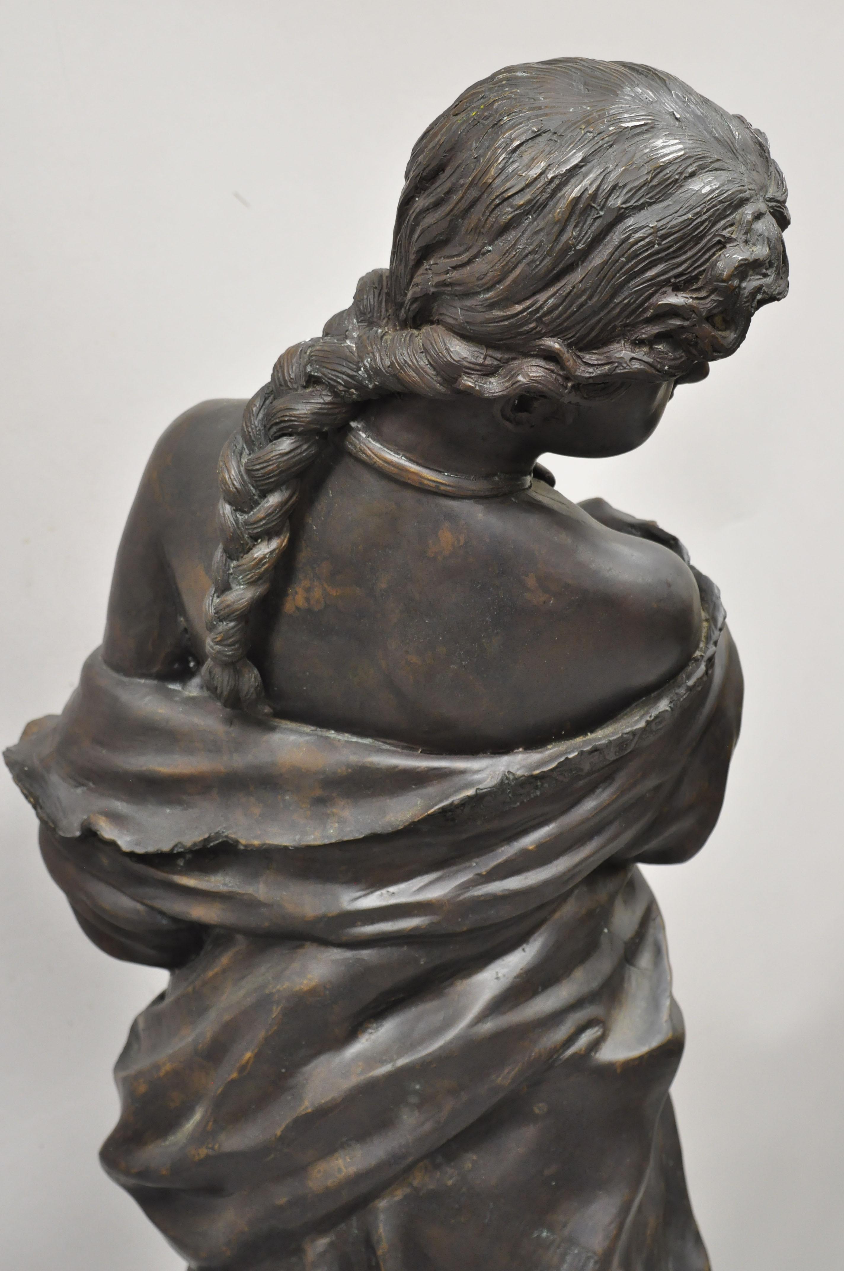 Große Bronzeskulptur einer Mädchenstatue im viktorianischen Stil von Maitland Smith im Angebot 5