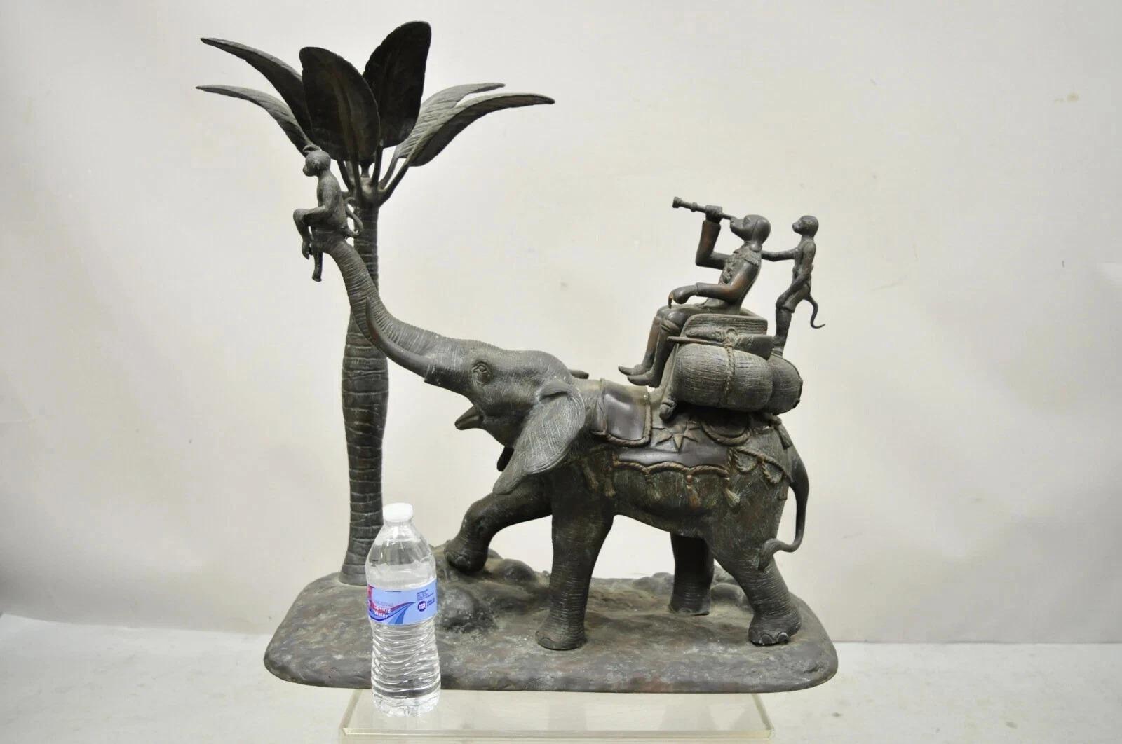 Vintage Maitland Smith Grande scultura in bronzo con scimmia e foglie di palma, portacandele. L'articolo presenta un'imponente figura in bronzo fuso di 3 scimmie che cavalcano un elefante e un portacandele a forma di palma. Circa 55 libbre.