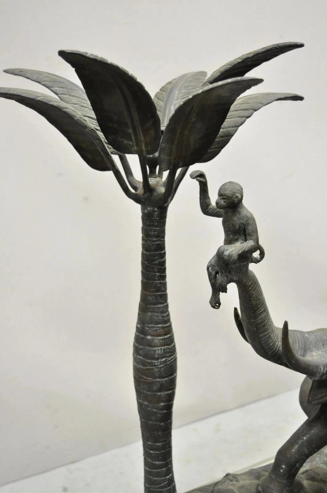 Maitland Smith Grande scultura in bronzo con scimmia e foglie di palma portacandele In condizioni buone in vendita a Philadelphia, PA