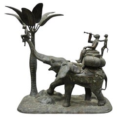 Maitland Smith Grande scultura in bronzo con scimmia e foglie di palma portacandele