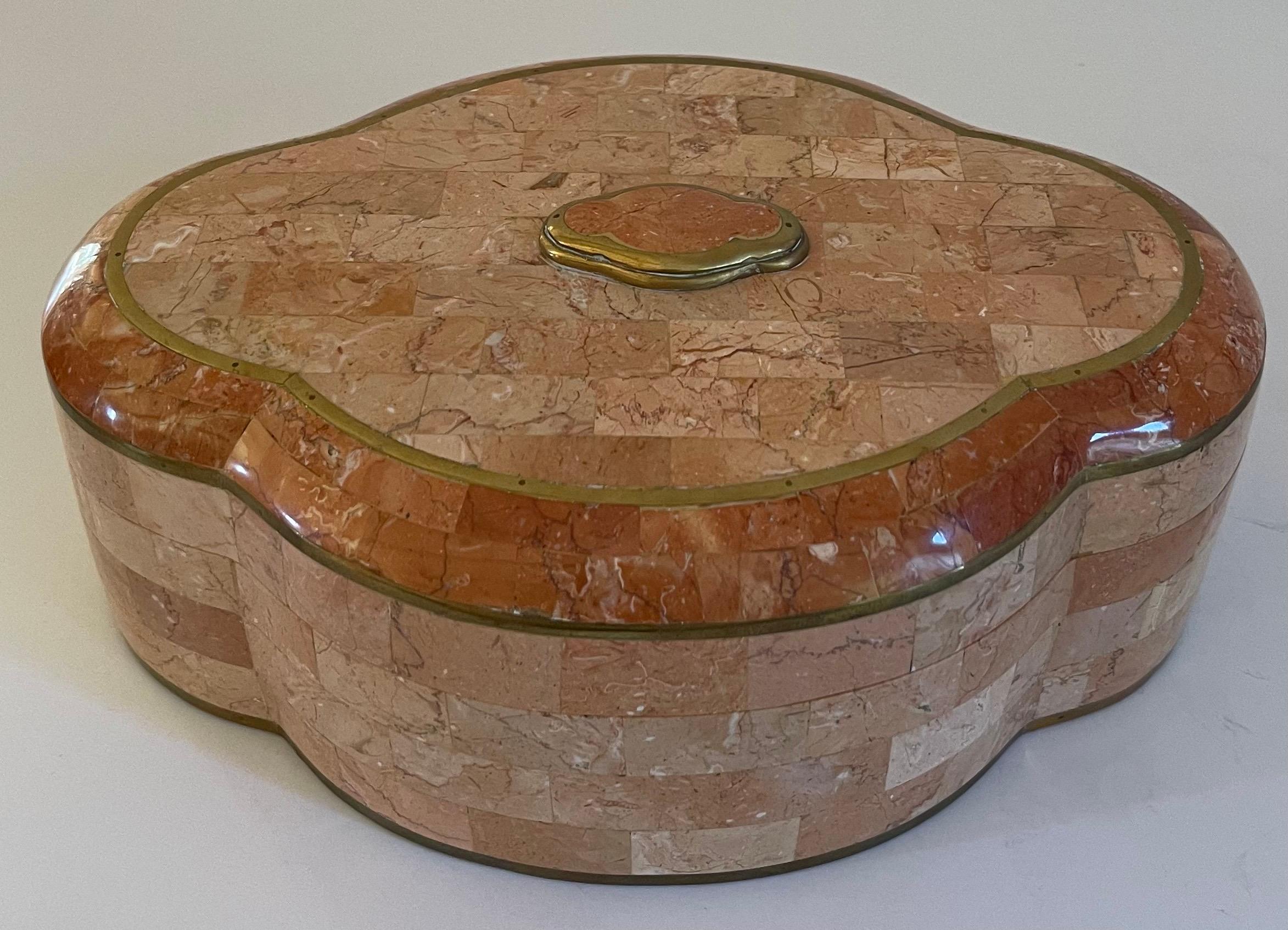 Caja decorativa de gran tamaño con incrustaciones de piedra teselada y latón de Maitland Smith de la década de 1980. Piedra rosa claro con detalles rosa claro. La banda de latón conserva una pátina sin pulir. 