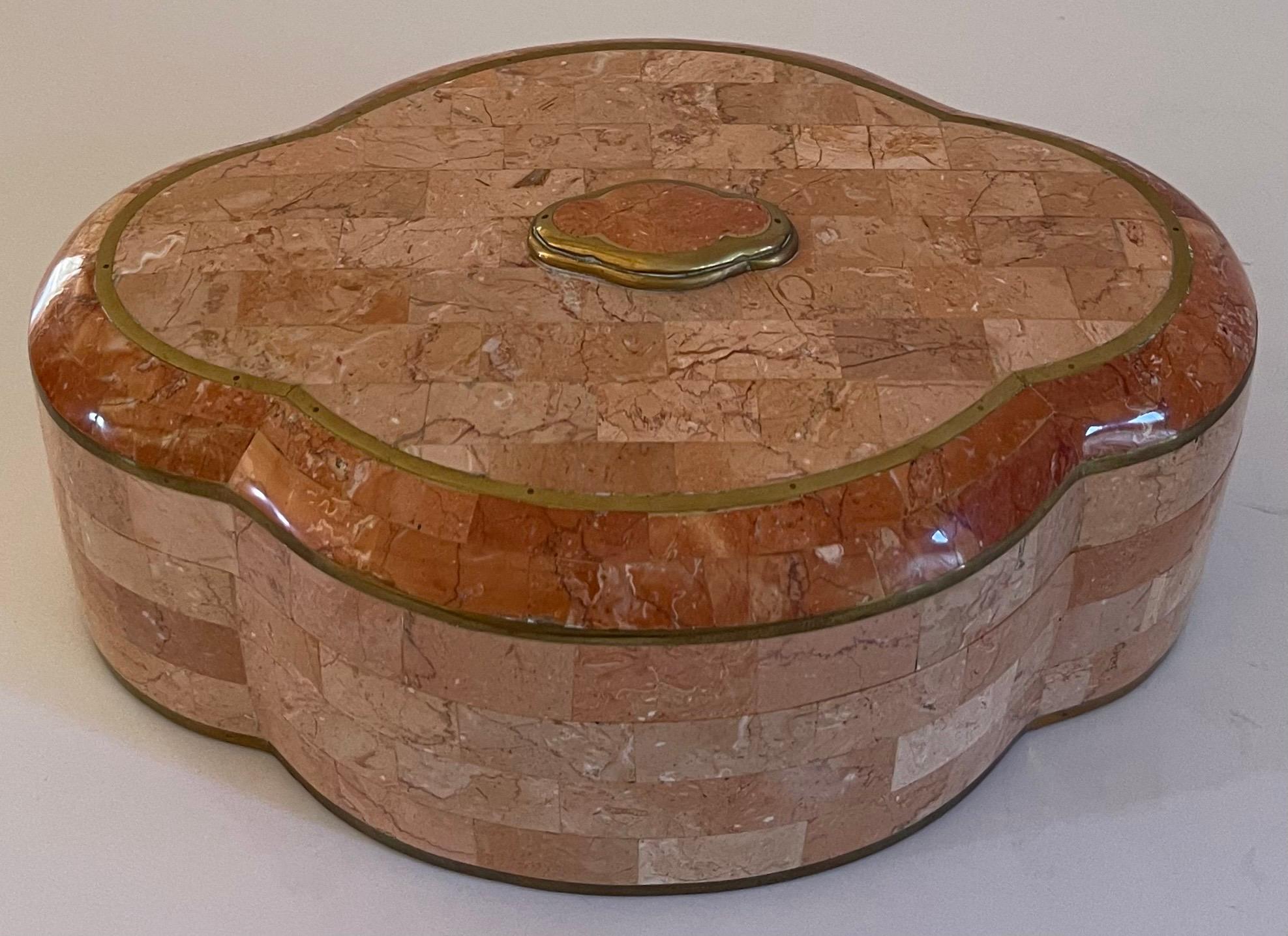 Maitland Smith Caja grande de mármol rosa y latón Moderno en venta