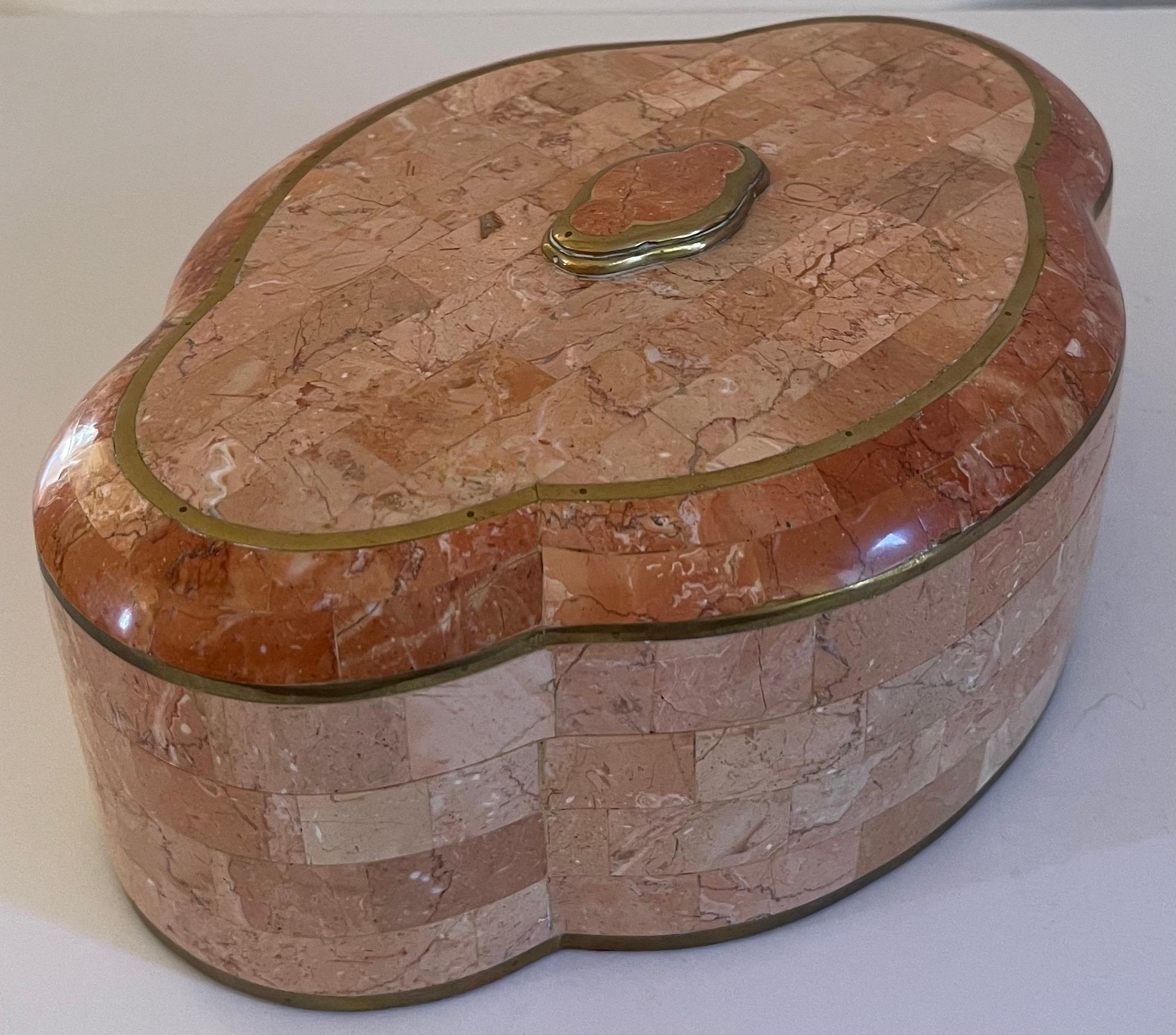 Maitland Smith Caja grande de mármol rosa y latón Estadounidense en venta