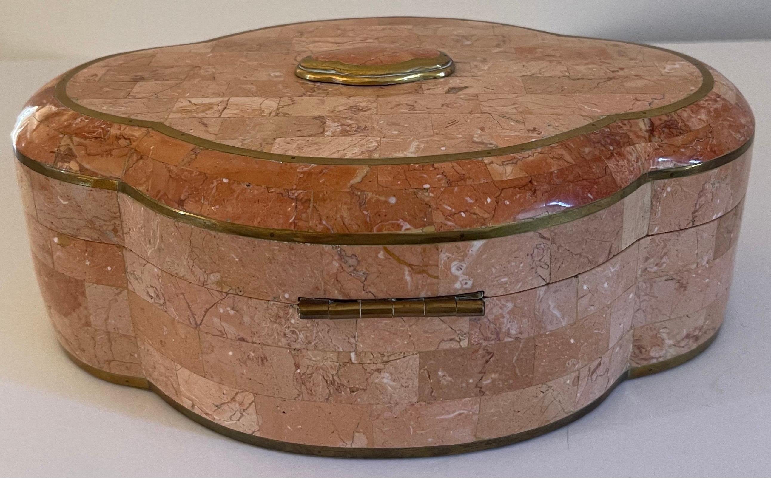 Maitland Smith Caja grande de mármol rosa y latón Incrustación en venta