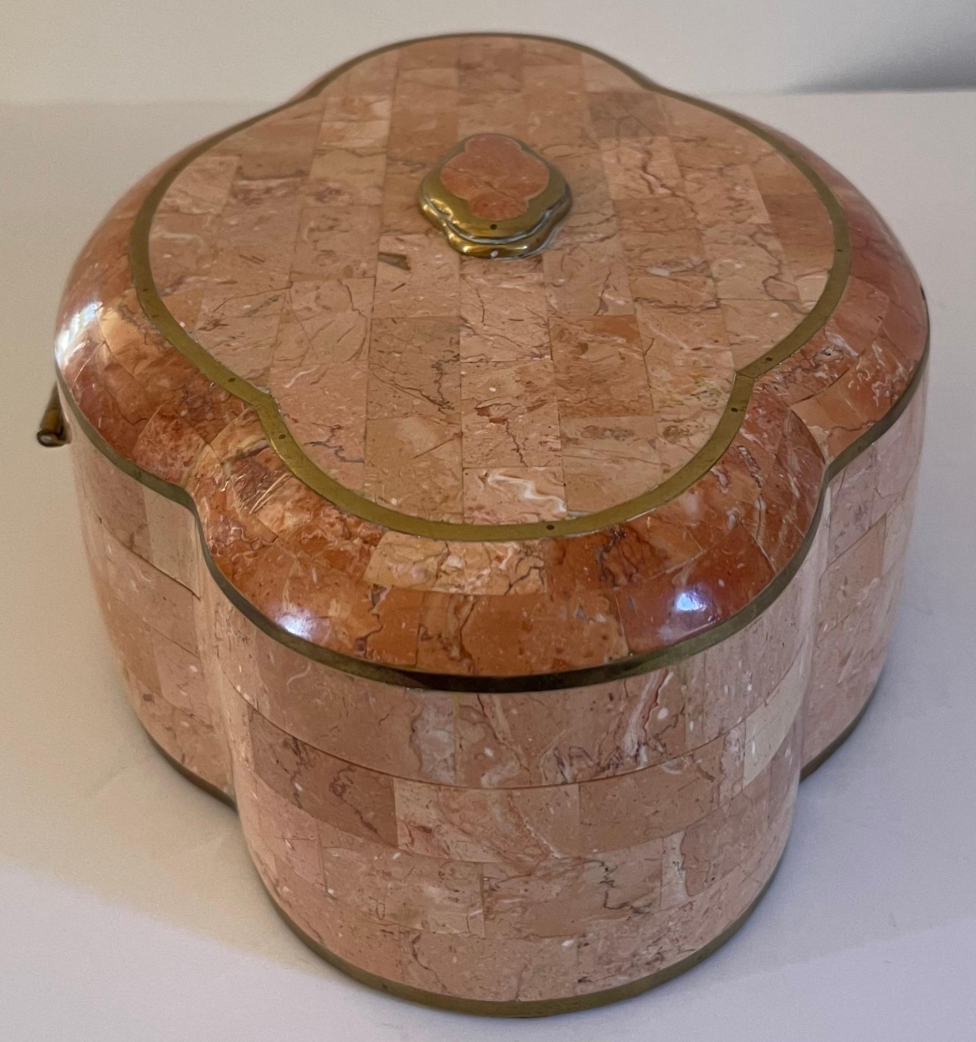 Maitland Smith Caja grande de mármol rosa y latón en Bueno estado para la venta en Stamford, CT