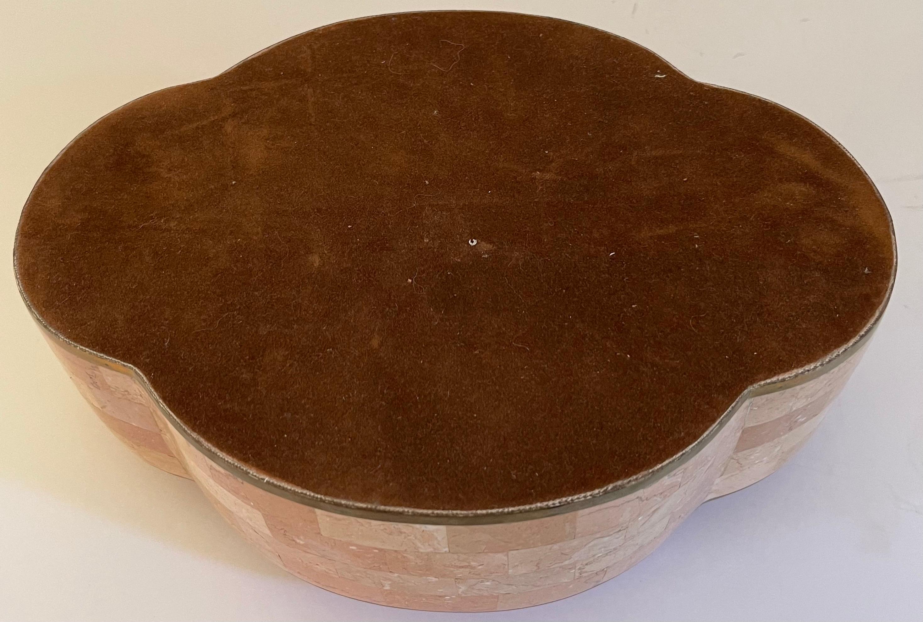 Maitland Smith Caja grande de mármol rosa y latón Latón en venta