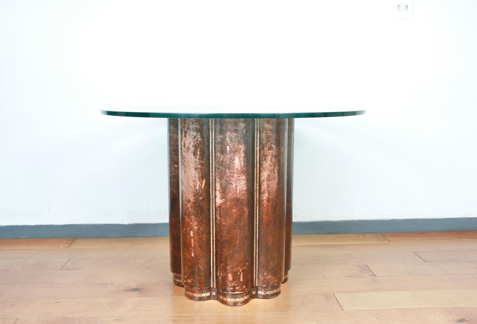 Magnifique base de table centrale en cuir avec plateau rond en verre. La base en cuir est ornée d'accents dorés. Pas de dommages sur la base ou sur le plateau en verre. Idéal et élégant pour toutes les entrées.