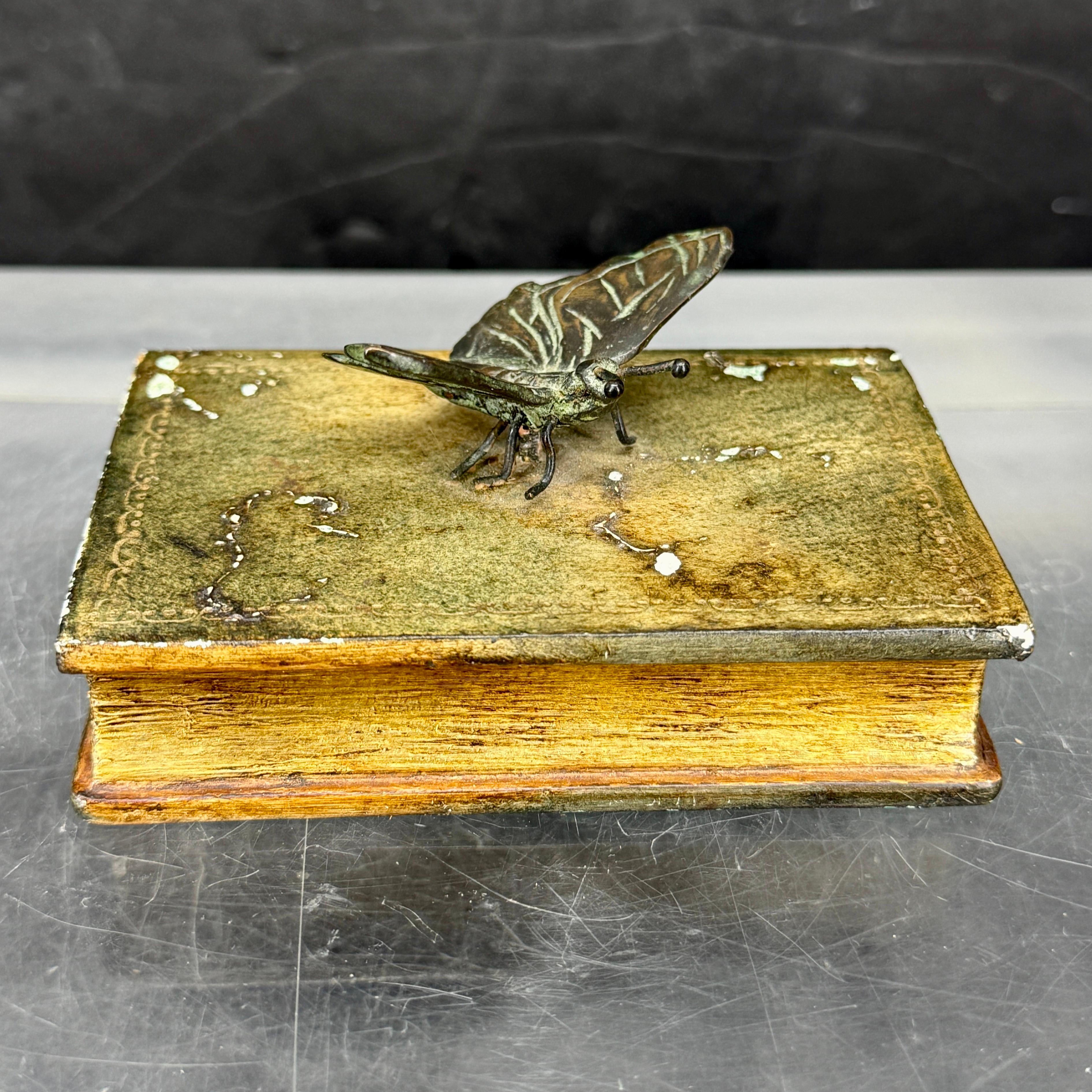 Mid-Century moderno Maitland Smith, libro da scrivania in pelle, fermacarte in bronzo con farfalla in vendita