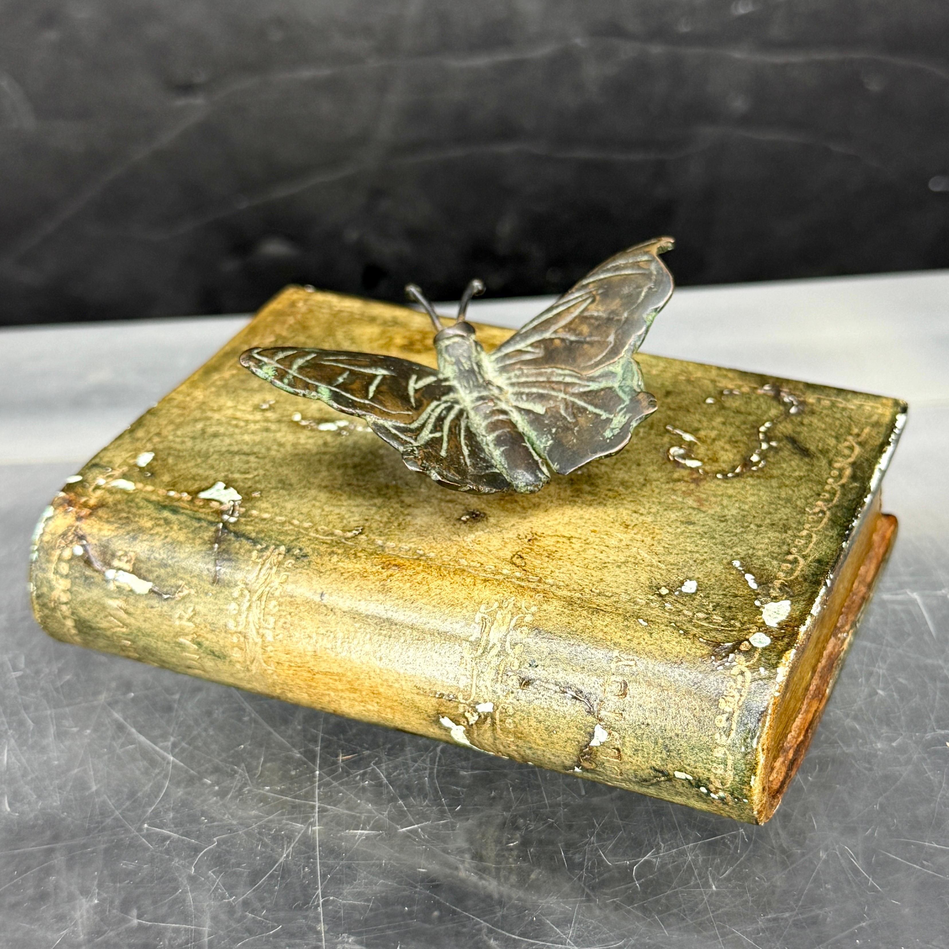 Fatto a mano Maitland Smith, libro da scrivania in pelle, fermacarte in bronzo con farfalla in vendita