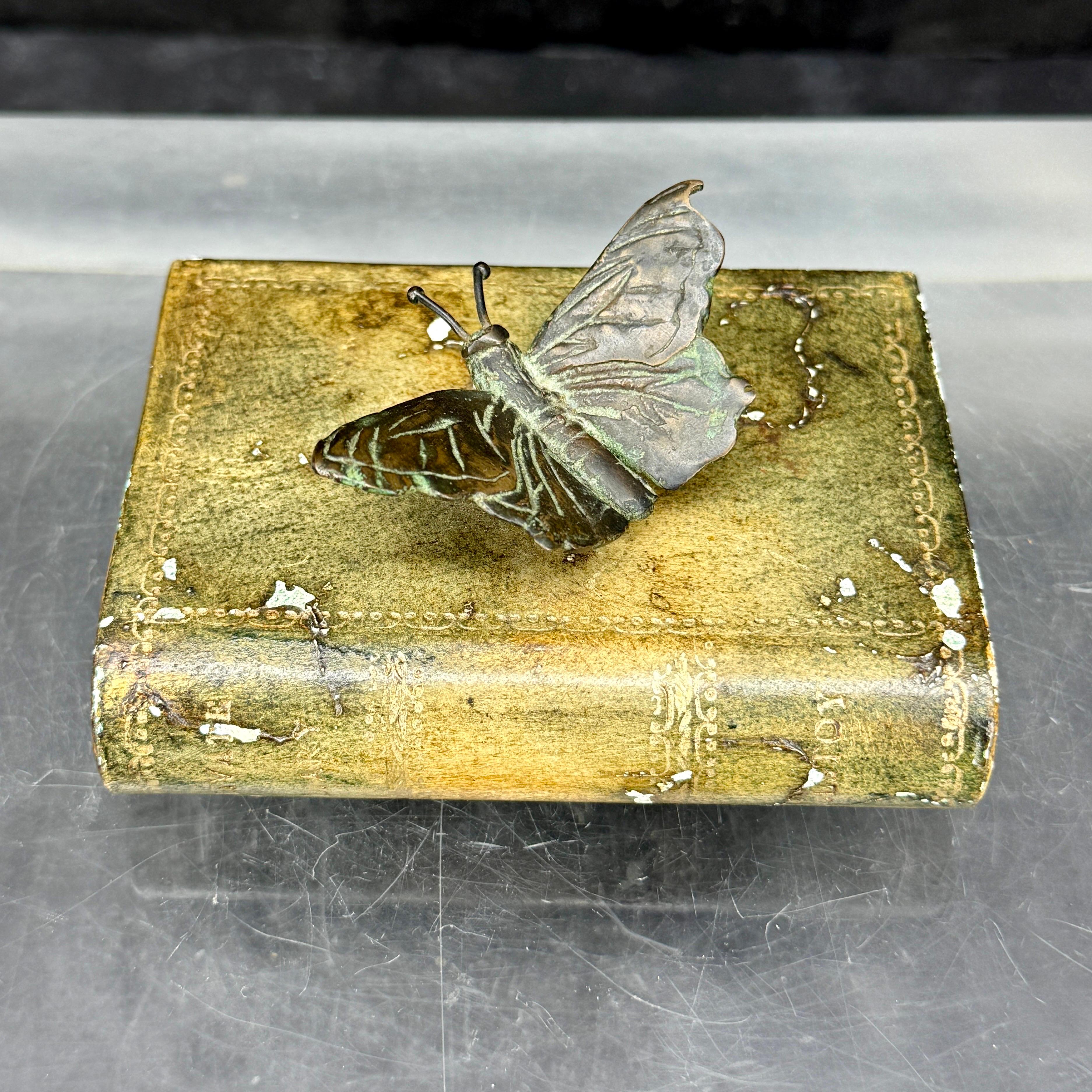Maitland Smith, libro da scrivania in pelle, fermacarte in bronzo con farfalla In condizioni buone in vendita a Haddonfield, NJ