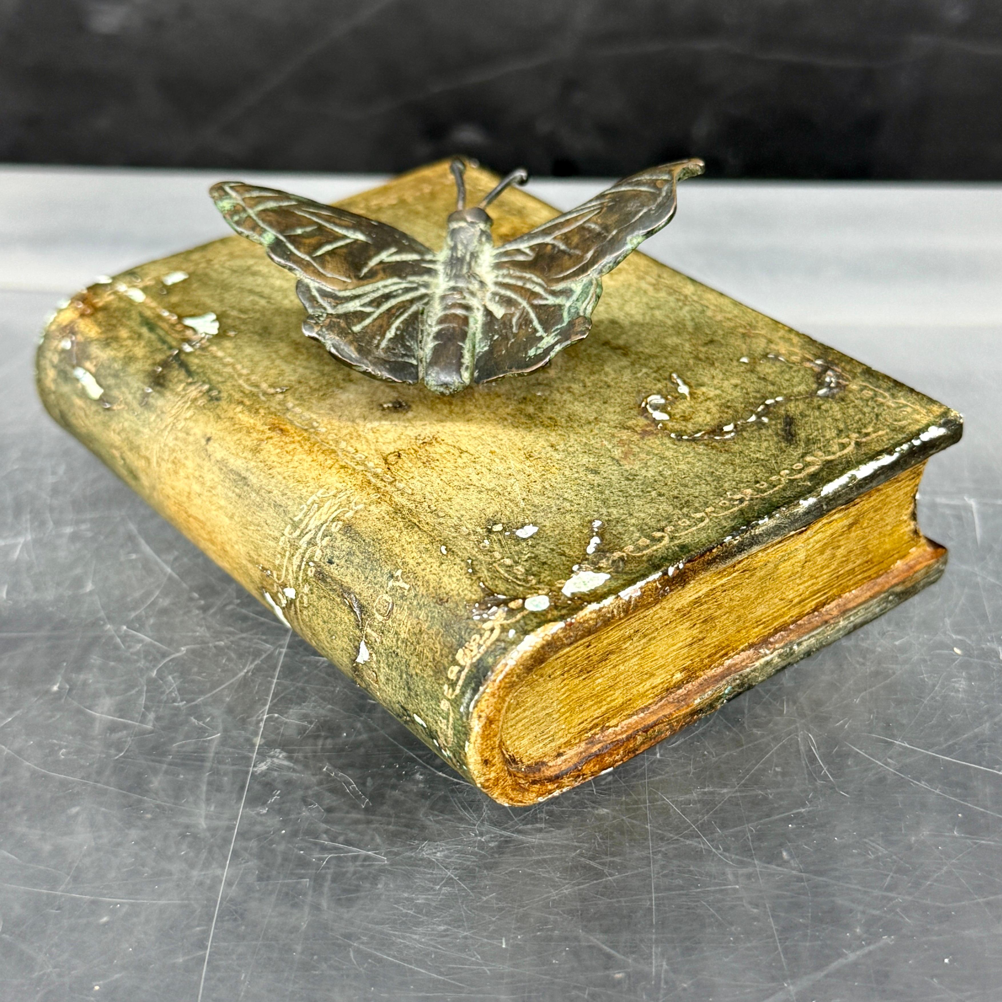 XX secolo Maitland Smith, libro da scrivania in pelle, fermacarte in bronzo con farfalla in vendita