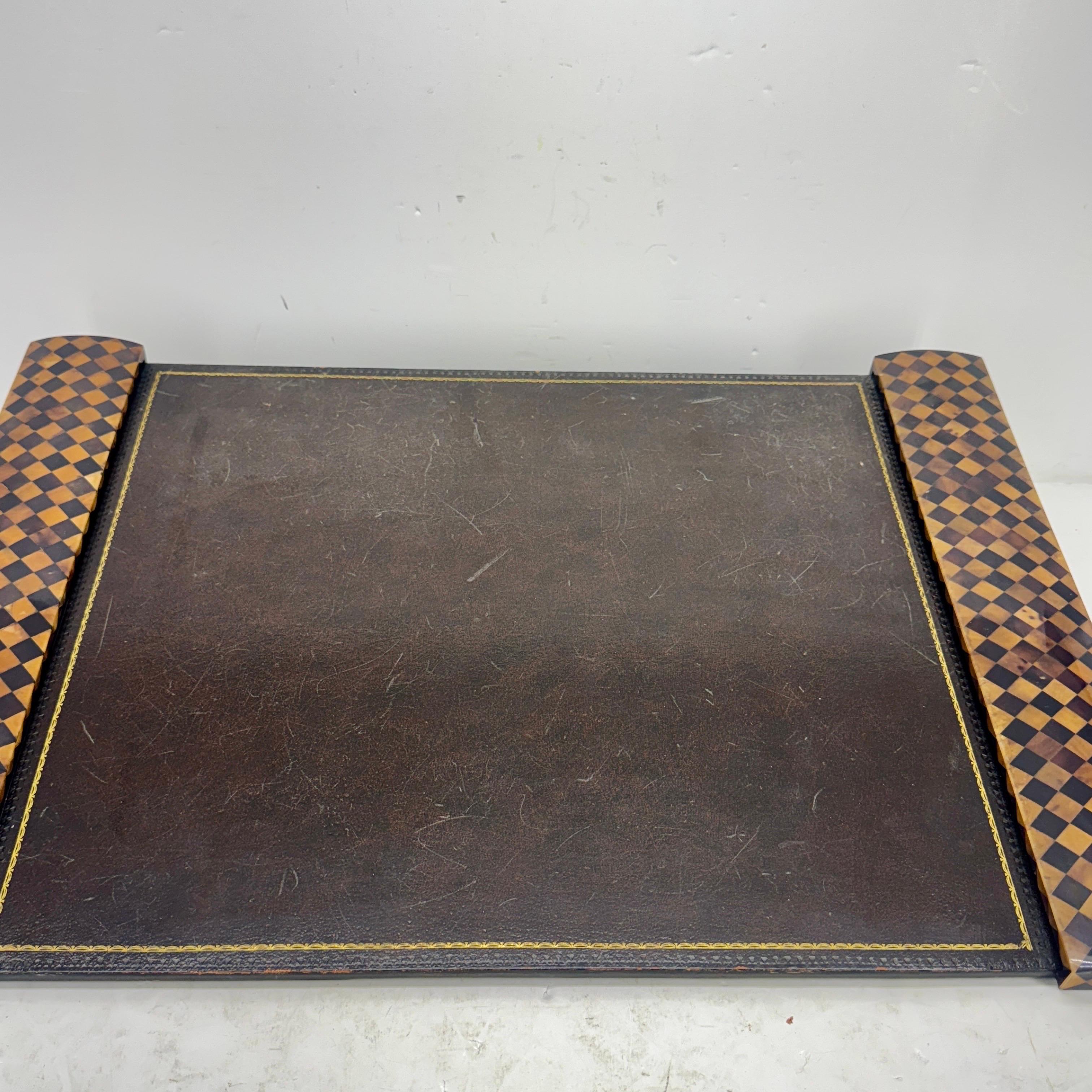 Maitland Smith Tessellated Horn and Leather Desk Blotter. Sicherlich eine luxuriöse Ergänzung für jeden Chefschreibtisch. Dieses handgefertigte Schreibtisch-Accessoire ist sowohl funktional als auch elegant. Es besteht aus hochwertigem Leder mit
