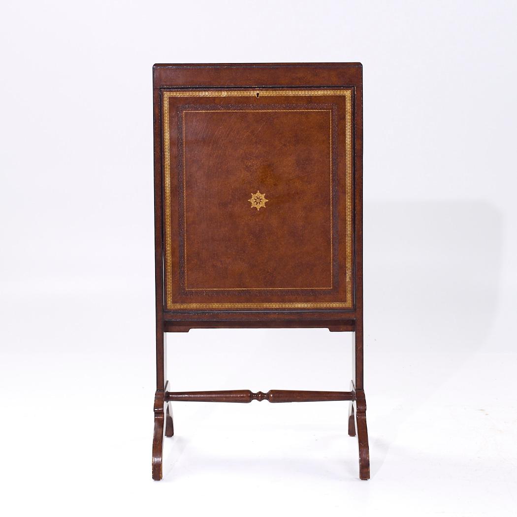 Secrétaire de bureau Maitland Smith en cuir plié

Ce secrétaire mesure : 26 large x 20 profond x 50.25 pouces de haut

Nous prenons nos photos dans un studio à éclairage contrôlé afin de montrer le plus de détails possible. Nous n'éliminons pas les