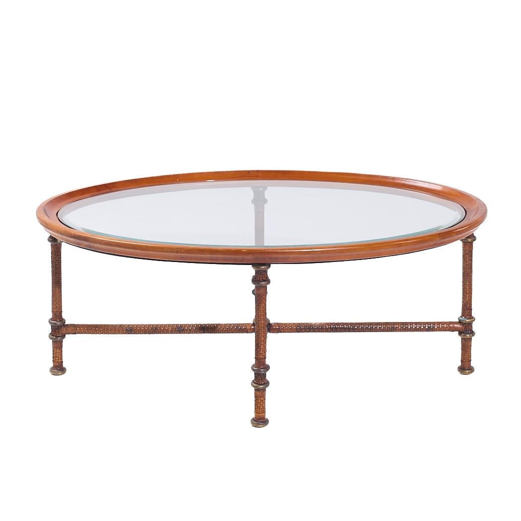 Table basse ovale en cuir, verre et acajou Maitland Smith

Cette table basse mesure : 50 de large x 32.5 de profond x 20 de haut

Nous prenons nos photos dans un studio à éclairage contrôlé afin de montrer le plus de détails possible. Nous
