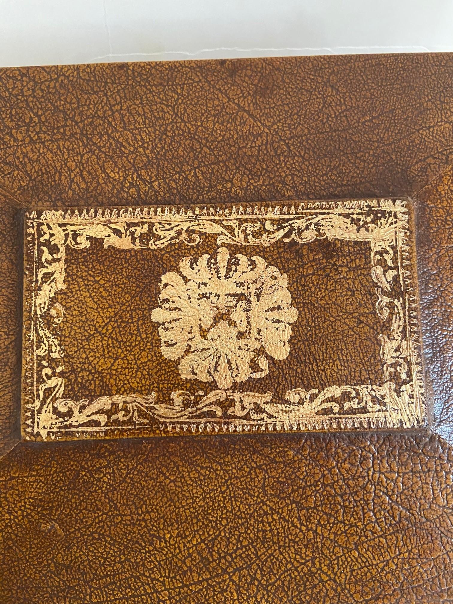 Décoration en cuir brun Maitland Smith agrémentée d'un motif en relief de couleur argentée, intérieur doublé de laque brune.