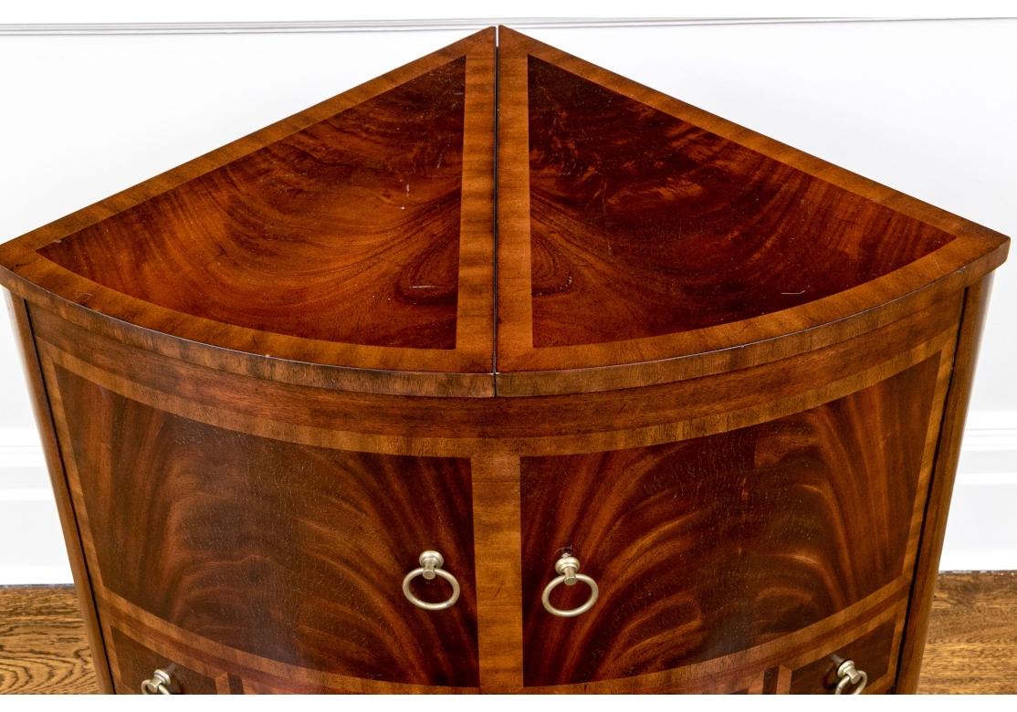 Smith & Smith Lift-Top Corner Cabinet/ Bar en vente 4