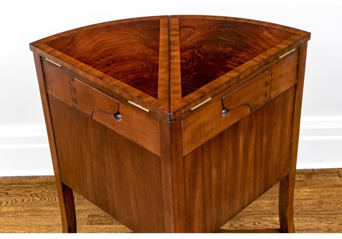 Smith & Smith Lift-Top Corner Cabinet/ Bar État moyen - En vente à Bridgeport, CT
