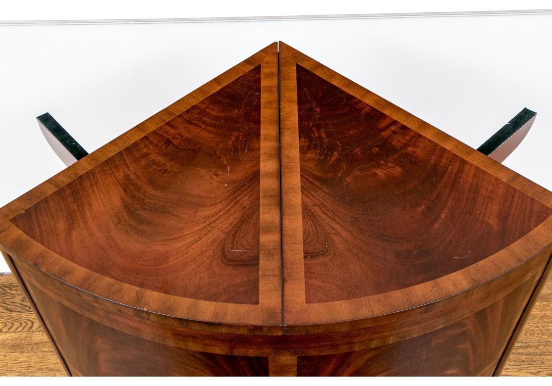 20ième siècle Smith & Smith Lift-Top Corner Cabinet/ Bar en vente