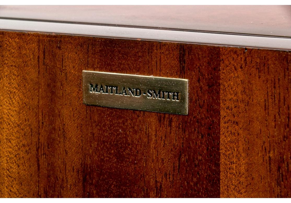 Smith & Smith Lift-Top Corner Cabinet/ Bar en vente 1