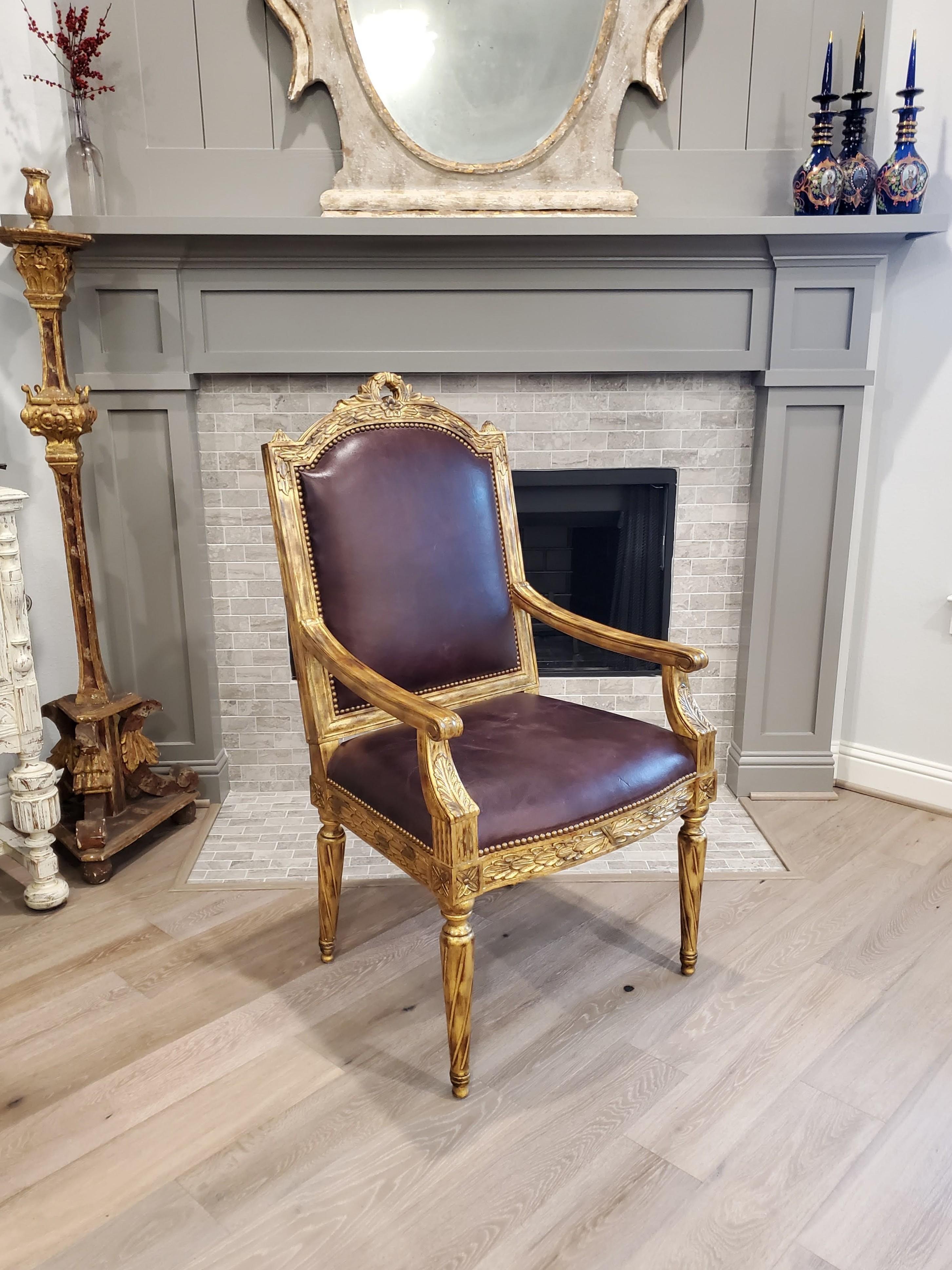 Maitland Smith Fauteuil en bois sculpté et doré de style Louis XVI en vente 4